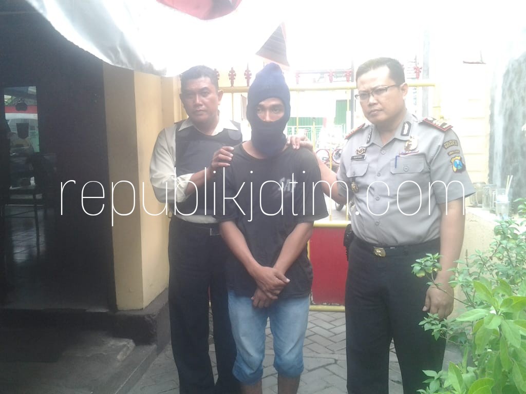 DIGELANDANG - Kapolsek Krembung, AKP Guntoro (kanan) saat menggelandang tersangka pencurian burung Love Bird, Firman Wahyudi (tengah) warga Kota Pasuruan, Rabu (01/08/2018).