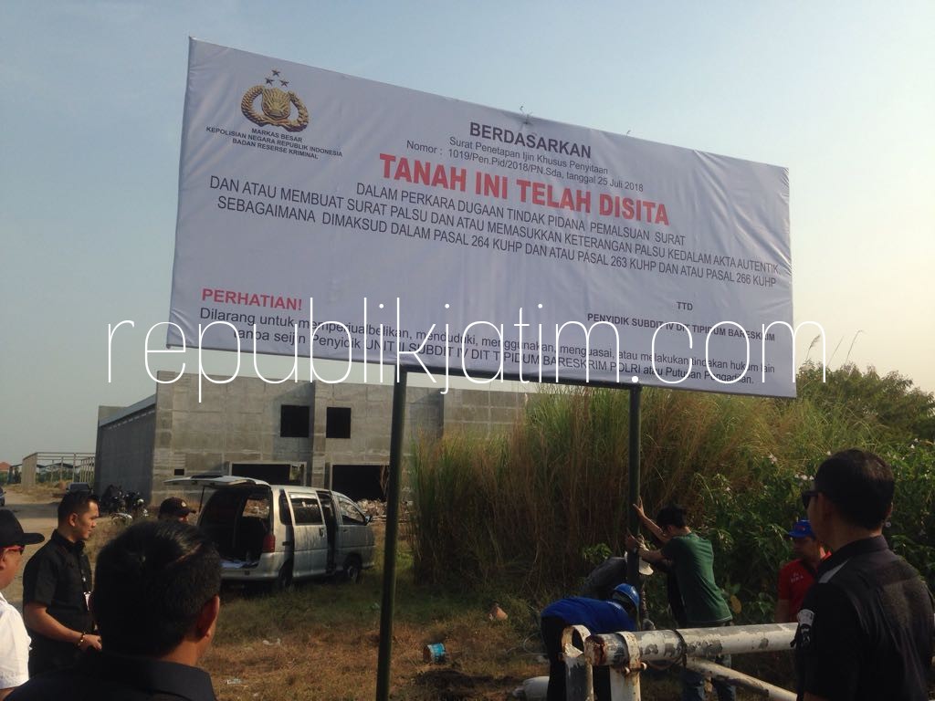 DISITA - Tim penyidik Bareskrim Mabes Polri menyita lahan seluas 20 hektar di kawasan Juanda Industrial Park, Desa Peranti, Kecamatan Sedati, Sidoarjo dengan memasang plang raksasa penyitaan, Kamis (02/08/2018).