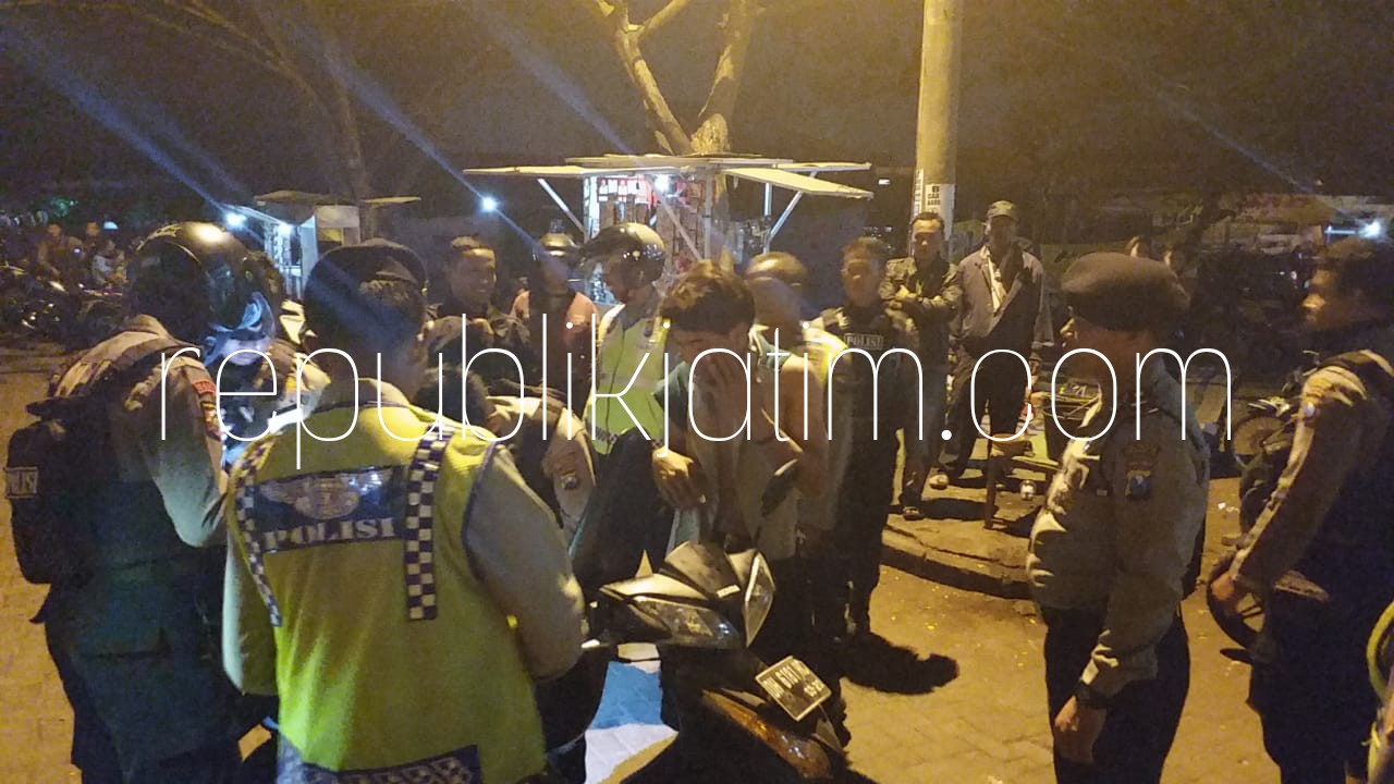 RAZIA - Puluhan anggota Satuan Sabhara, Polresta Sidoarjo menyita miras, motor bodong saat razia di kawasan GOR Sidoarjo, Rabu (01/08/2018) malam.