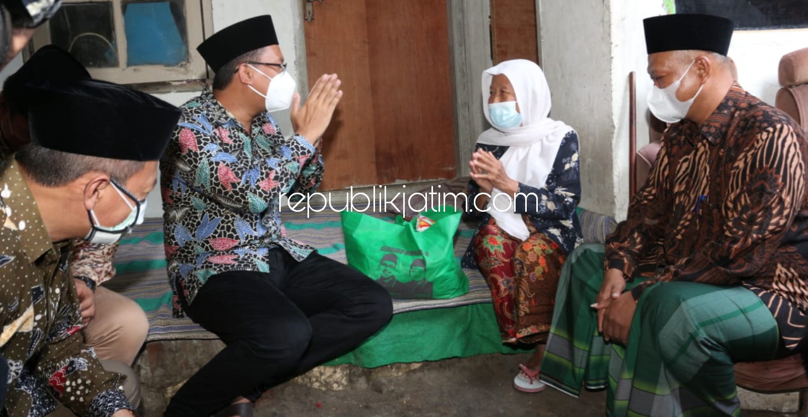 SERAHKAN - Bupati Sidoarjo, Ahmad Muhdlor Ali (Gus Muhdlor) menyerahkan 100 paket bantuan sembako kepada warga Desa Berbek, Kecamatan Waru, Sidoarjo karena terdampak Covid-19, Minggu (01/08/2021) sore.