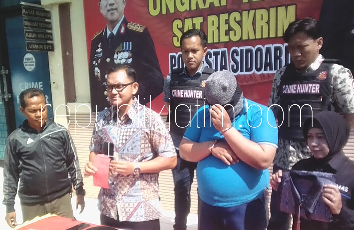NGAKU POLISI - Tersangka kasus penggelapan motor, Iswanto (31) warga Babatan, Dukuh Setro, Kecamatan Mulyorejo, Surabaya dijebloskan tahanan Polresta Sidoarjo, Jumat (03/08/2018).