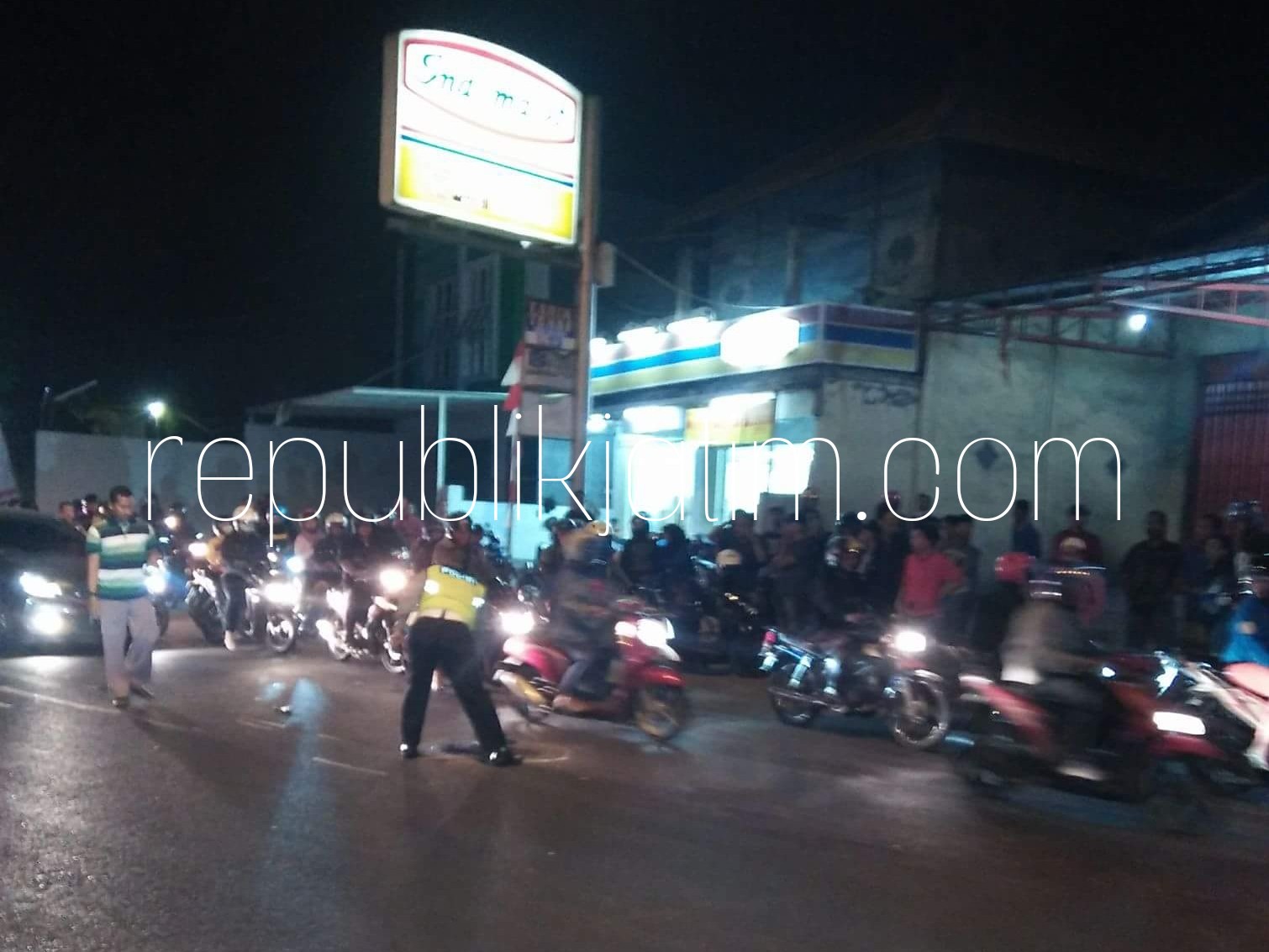 OLAH TKP - Anggota Unit Lantas, Polsek Krian Aiptu Eko Gatot dan Bripka Sudarminto sibuk olah TKP kasus dugaan tabrak lari yang menewaskan Muhammad Irsyadhul Ibad (18) di JL Raya Desa Kemasan, Kecamatan Krian, Sidoarjo, Jumat (03/08/2018) petang.