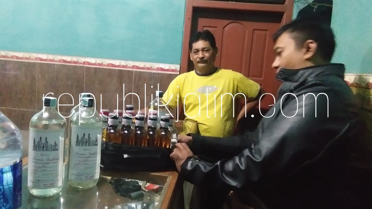 MIRAS - Petugas Polsek Krian mengamankan ratusan botol miras pabrikan dari sejumlah kafe di wilayah Kecamatan Krian, Jumat (03/08/2018) malam.