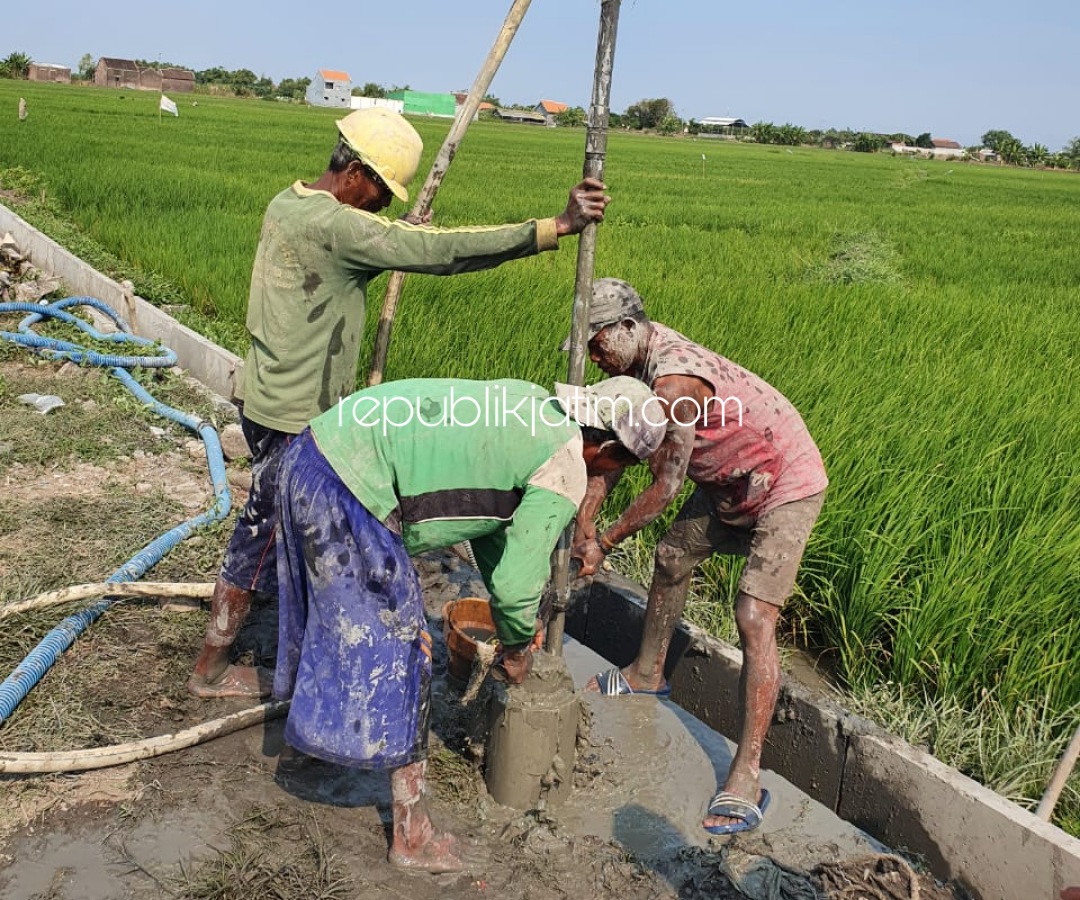 BOR - Para petani Desa Jemirahan, Kecamatan Jabon, Sidoarjo secara swadaya bergotong-royong berusaha mengebor tanah untuk mendapatkan pasokan sumber air untuk lahan pertaniannya, Selasa (04/08/2020). 