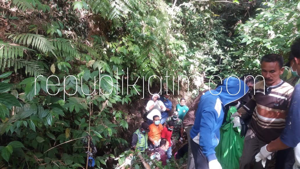 EVAKUASI - Jenazah Boerah (55) warga Dusun Kerep, Desa Wagirkidul, Kecamatan Pulung, Ponorogo ditemukan tewas dan dievakuasi, Sabtu (04/08/2018).