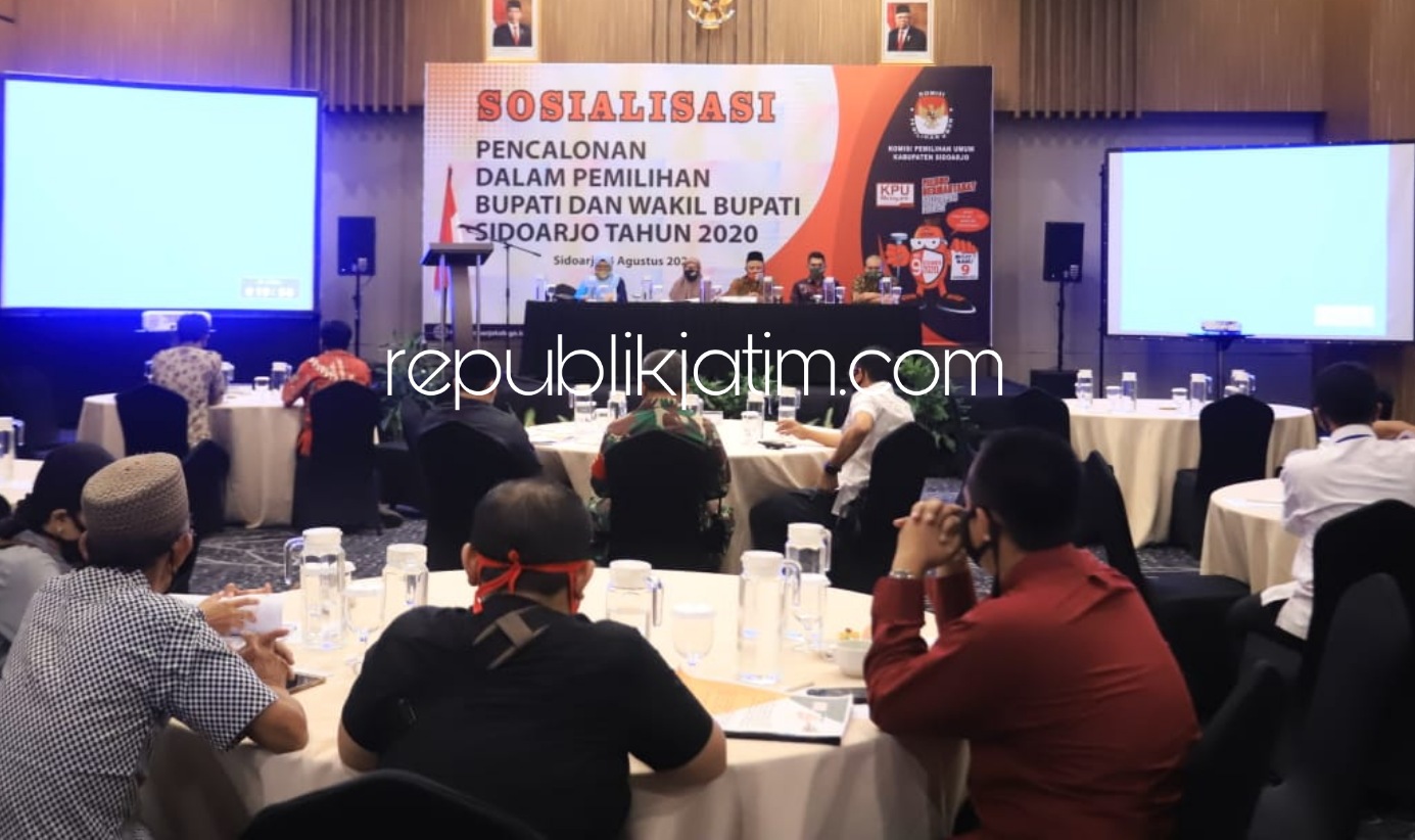 SOSIALISASI - Lima Komisioner KPU Sidoarjo mensosialisasikan tahapan pencalonan Pemilihan Bupati dan Wakil Bupati Sidoarjo yang bakal digelar 9 Desember 2020 mendatang di Hotel Aston Kahuripan Nirvana Village (KNV) Sidoarjo, Selasa (04/08/2020).