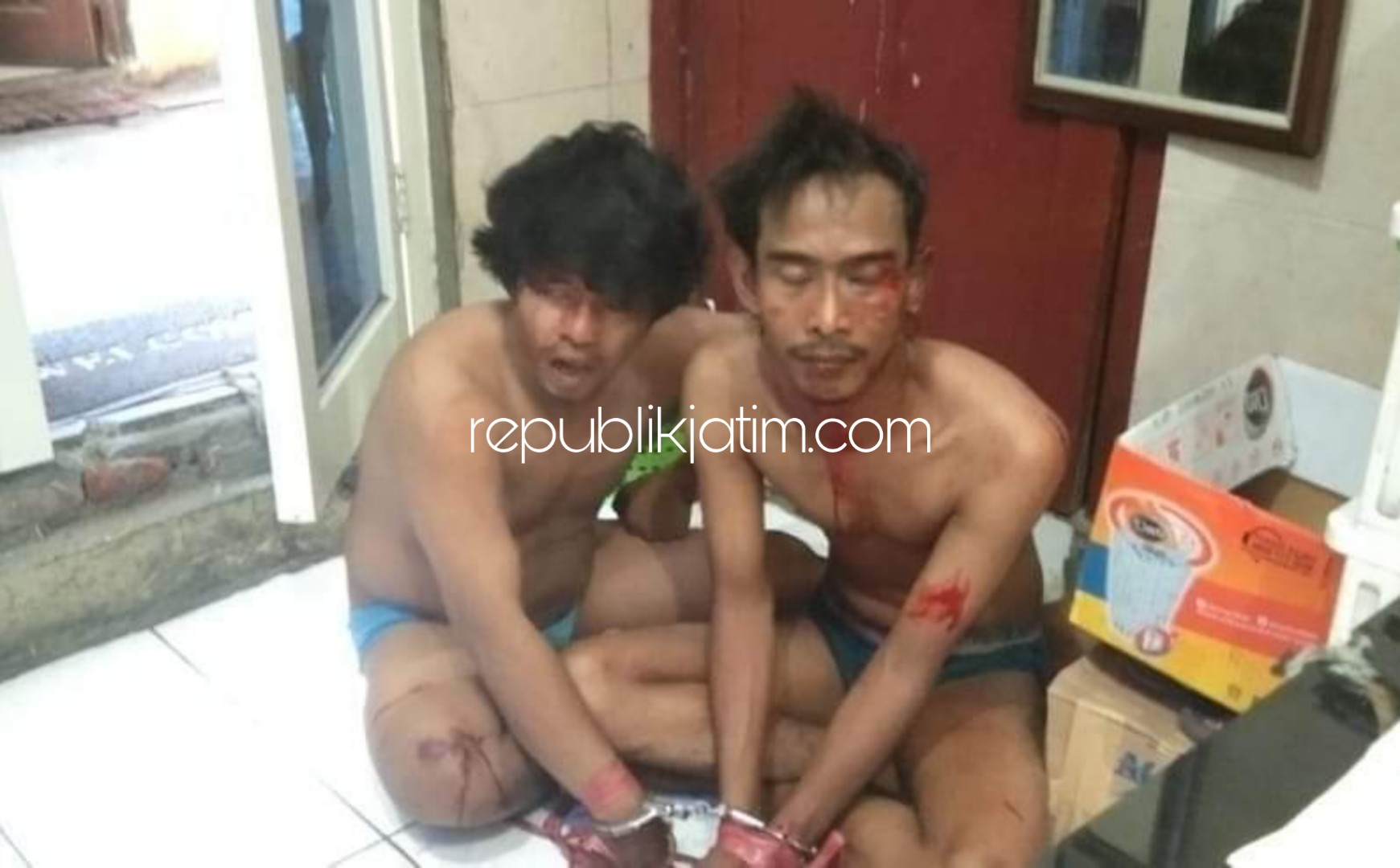 BABAK BELUR - Dua komplotan pencurian motor, Ridwan (25) dan M Misnadi (34) warga Sampang, Madura babak belur usai mencuri di Bengkel Sagita Motor JL Kol Sugiono Dusun Ngeni, Desa Kepuhkiriman, Kecamatan Waru, Sidoarjo, Jumat (02/08/2019).