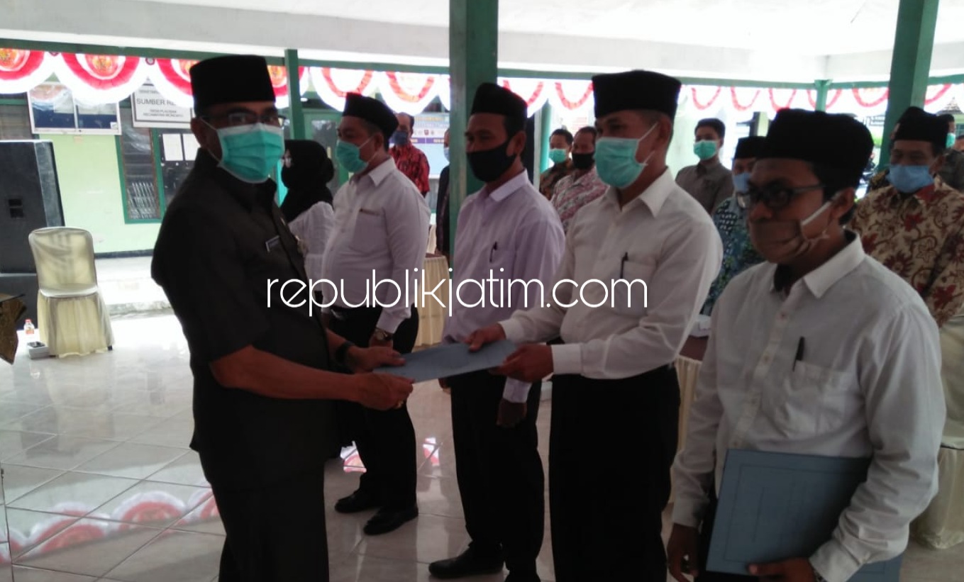 LANTIK - Plt Camat Wonoayu, Gundari menyerahkan SK kepada 5 anggota BPD Plaosan, Kecamatan Wonoayu saat pelantikan serta pengambilan sumpah dan janji, Selasa (04/08/2020).