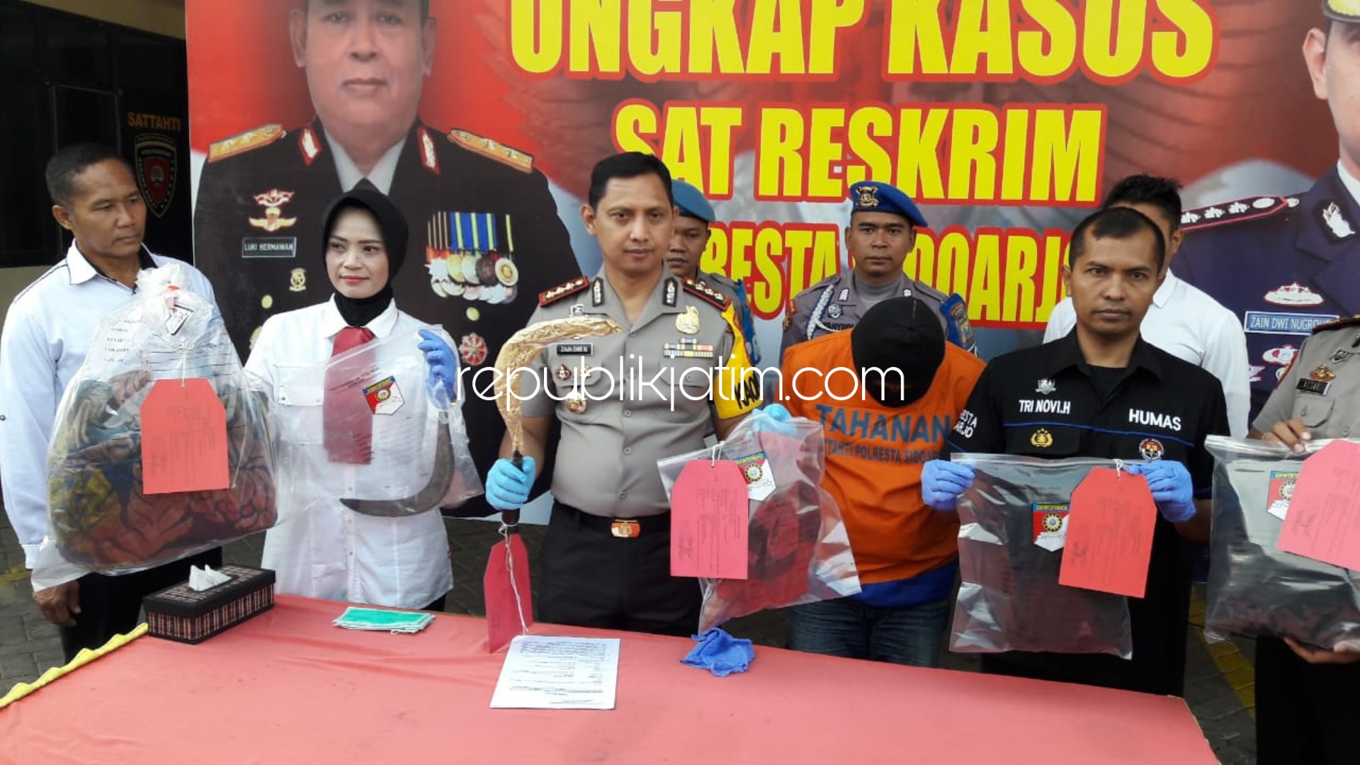 DIRINGKUS - Salah satu tersangka percobaan pembunuhan, Sahid (33) warga Desa Kedungrejo, Kecamatan Waru, Sidoarjo dipamerkan beserta barang buktinya di halaman Polresta Sidoarjo, Senin (05/08/2019).