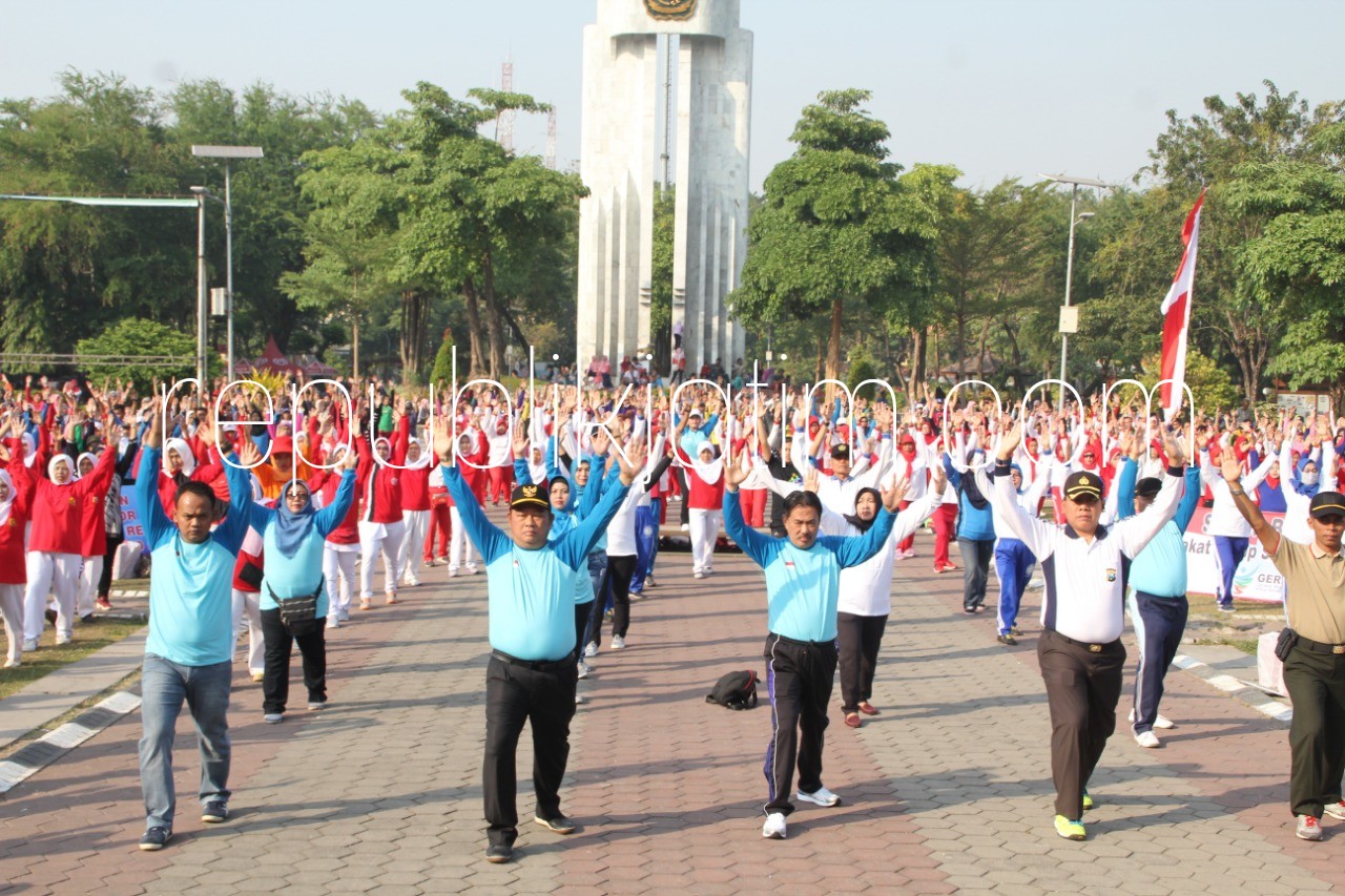 POCO-POCO - Sekitar 3.500 warga Sidoarjo bersama Bupati dan Wabup Sidoarjo mengikuti Senam Poco-Poco untuk memecahkan Rekor Dunia Senam di Alun-Alun Sidoarjo, Minggu (05/08/2018).