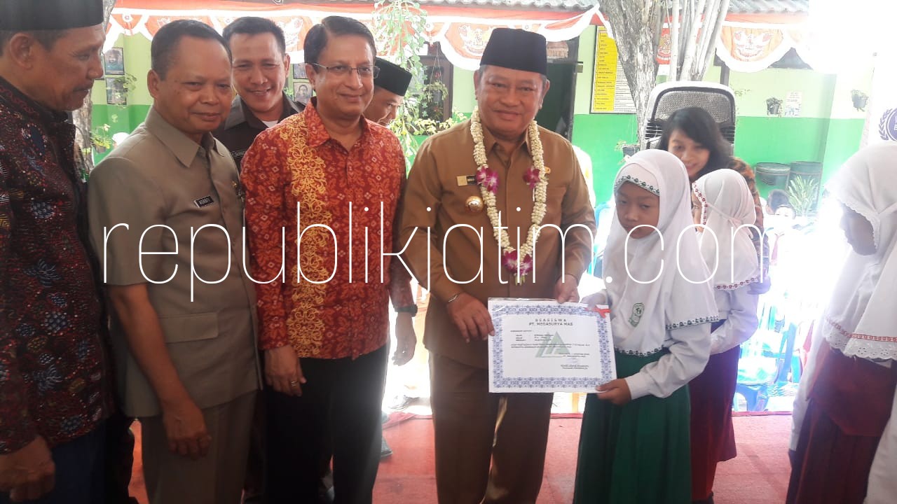 SERAHKAN BANTUAN - Bupati Sidoarjo, Saiful Ilah didampingi Dirut PT Megasurya Mas, Alok Kumar Jain memberikan bantuan beasiswa untuk 360 pelajar di SDN Tambaksawah, Kecamatan Waru, Sidoarjo, Senin (06/08/2018).