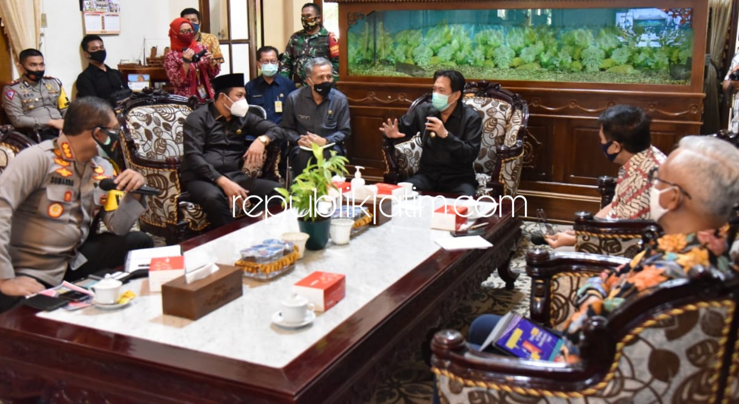 RAKOR - Sejumlah pihak terkait mengikuti acara Rapat Koordinasi (Rakor) sekaligus paparan tim Unair Surabaya soal pelaksanaan teknis Pilkades Serentak di Sidoarjo di masa pandemi Covid-19, Kamis (06/08/2020).