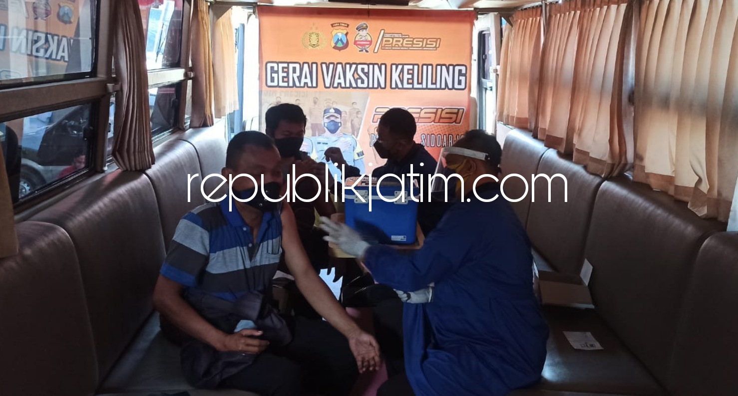 TARGET - Gerai vaksinasi mobile presisi Polresta Sidoarjo menaikkan pelayanan dari 1.000 dosis vaksin sehari menjadi 2.000 dosis vaksin sehari sebagai kado HUT RI ke 76 mulai, Jumat (06/08/2021).