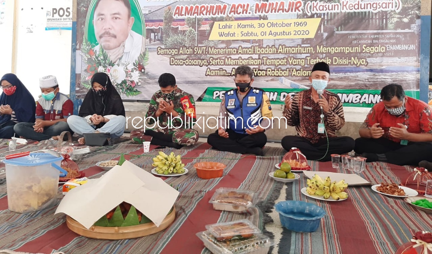 DOA BERSAMA - Pemerintah Desa Penambangan dan jajaran serta kedua anaknya almarhum Ach Muhajir saat Doa Bersama mengenang 7 hari meninggalnya Kasun Kedungsari di Pendopo Desa Penambangan, Kecamatan Balongbendo, Sidoarjo, Kamis (06/08/2020).