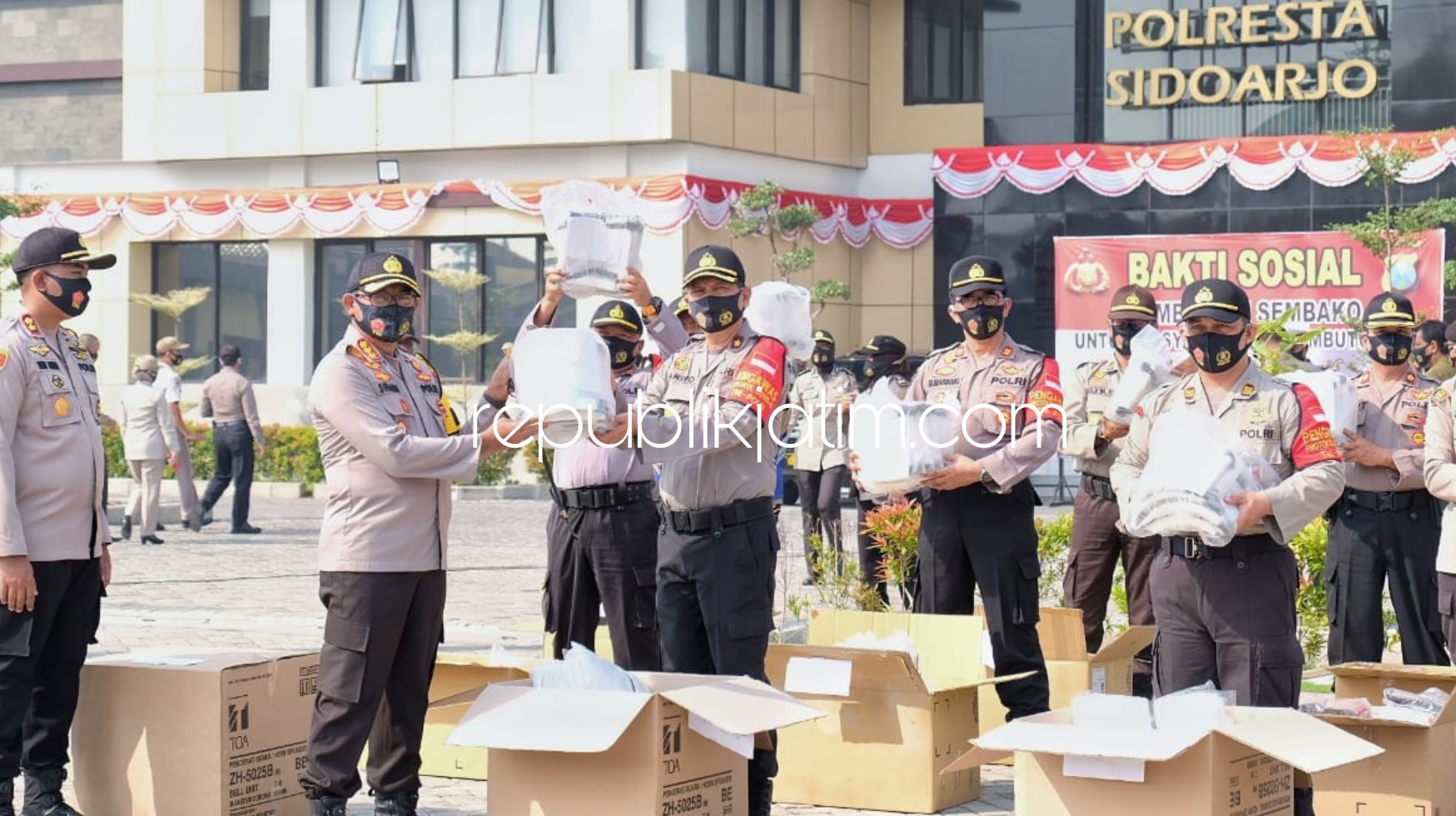 DISTRIBUSIKAN - Kapolresta Sidoarjo, Kombes Pol Sumardji mendistribusikan 10 ton beras yang dibagikan 349 Bhabinkamtibmas, 9.000 masker dibagikan 18 polsek jajaran, APD baju hazmat 440 unit dan face shield 440 unit, Kamis (06/08/2020).