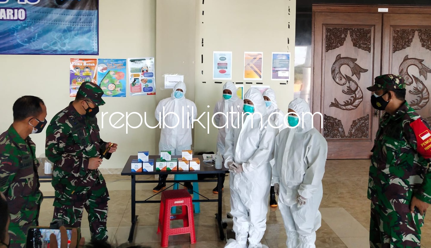 BANTUAN - Dandim 0816 Sidoarjo, Letkol Inf M Iswan Nusi didampingi Pasiter, Kapten Chb Kamsuri membagikan paket obat gratis Covid-19 kepada warga terpapar Covid-19 yang ada di Mall Pelayanan Publik (MPP) Sidoarjo, Jumat (06/08/2021).