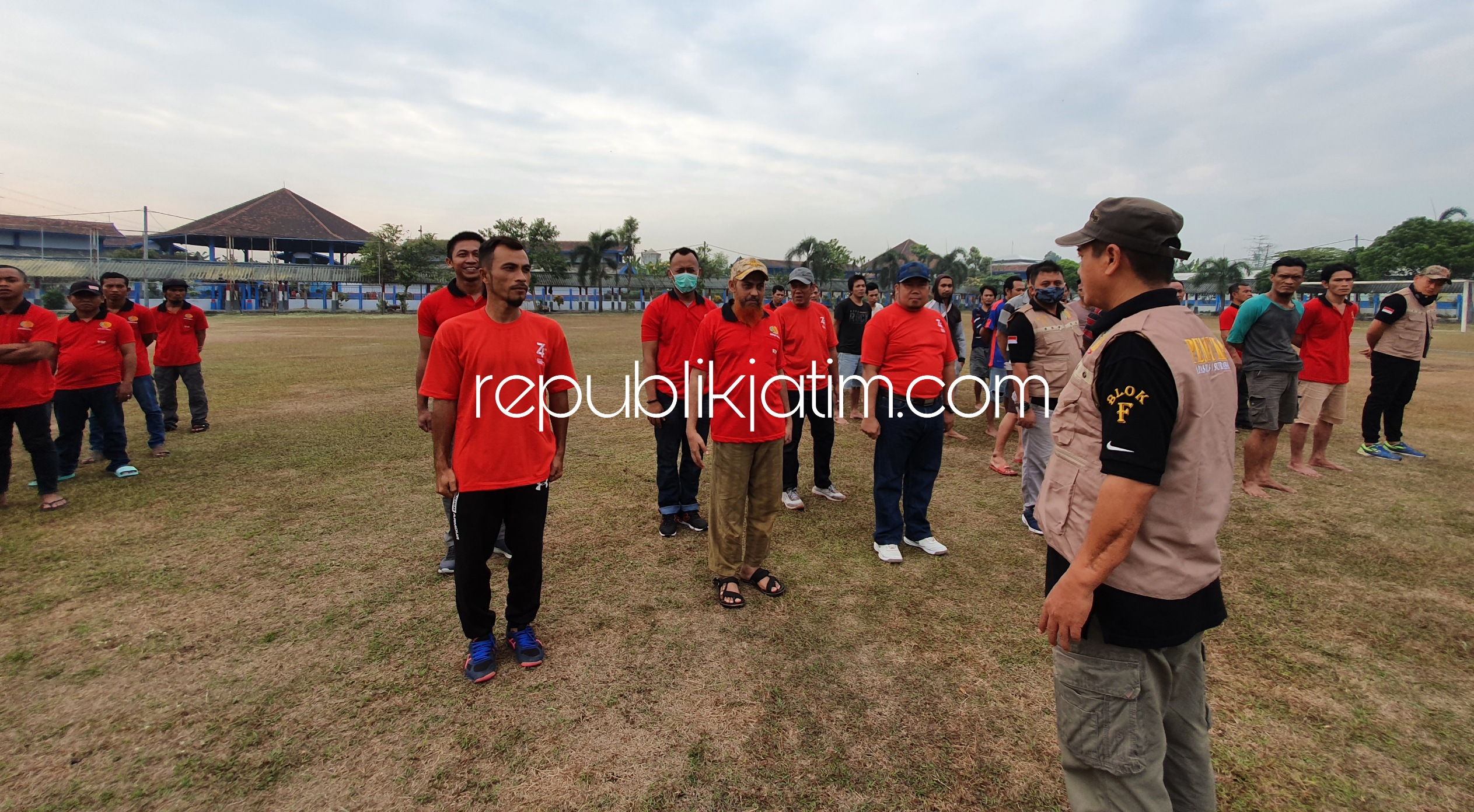 PEMBUKAAN - Kalapas Surabaya di Porong, Sidoarjo, Gun Gun Gunawan membuka acara Pekan Olahraga Lapas I Surabaya dalam rangka memperingati HUT RI ke 75, (07/08/2020).