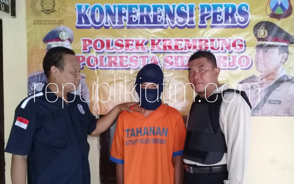 PENGANIAYA - Tersangka penganiayaan, Nur Hasan alias Nur King didampingi Kanit Reskrim Polsek Krembung, Ipda Soepatman, Selasa (07/08/2018).
