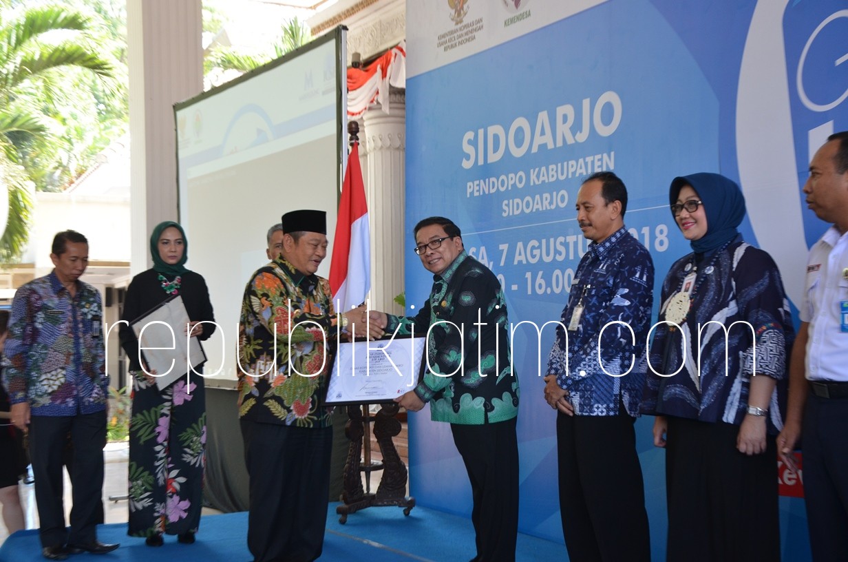 PENGHARGAAN - Bupati Sidoarjo, Saiful Ilah memberikan sejumlah penghargaan kepada pemegang kebijakan untuk pengembangan UKM saat acara Gebyar UKM Ketiga di Pendopo Delta Wibawa Sidoarjo, Selasa (07/08/2018).