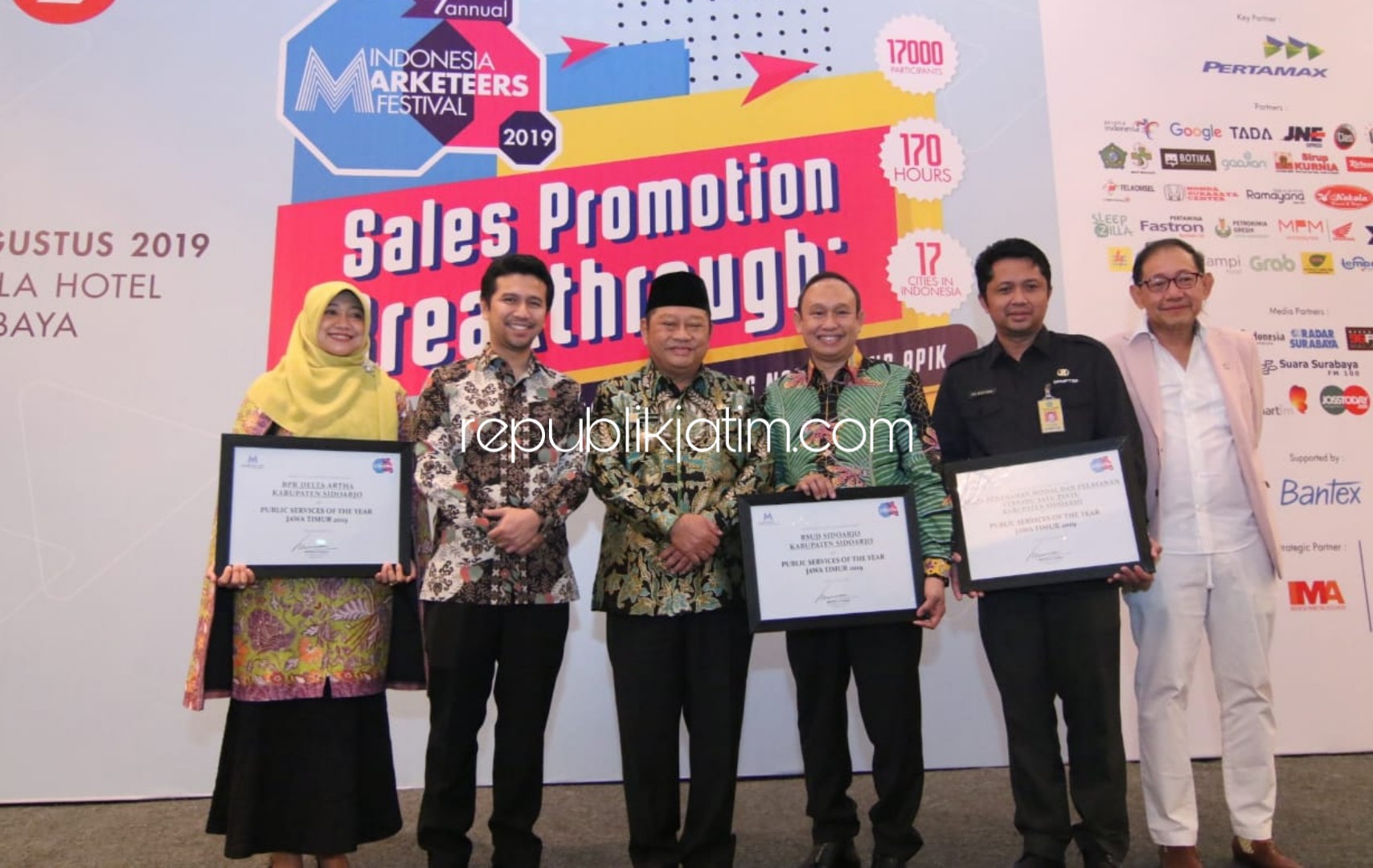 PENGHARGAAN - Tiga OPD di lingkungan Pemkab Sidoarjo meraih penghargaan Public Service Of The Year Jatim 2019 dalam acara Indonesia Marketeers Festival 2019 di Ballroom Shangri-la Hotel Surabaya, Kamis (08/08/2019).