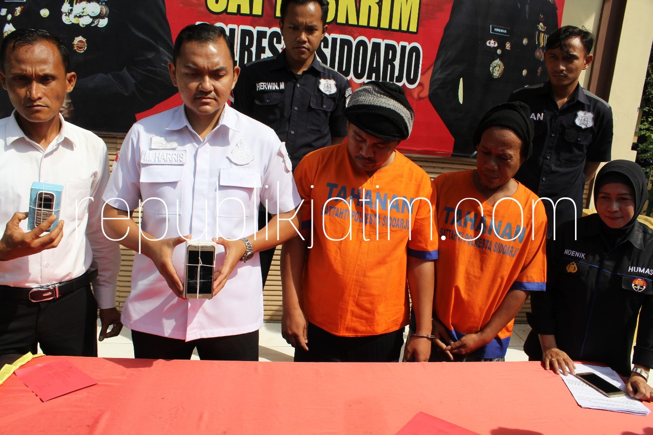 DIRINGKUS - Dua penjambret, Munari (50) dan Tri (30) diringkus anggota Satuan Reskrim, Polresta Sidoarjo bersama barang buktinya, Rabu (08/08/2018).