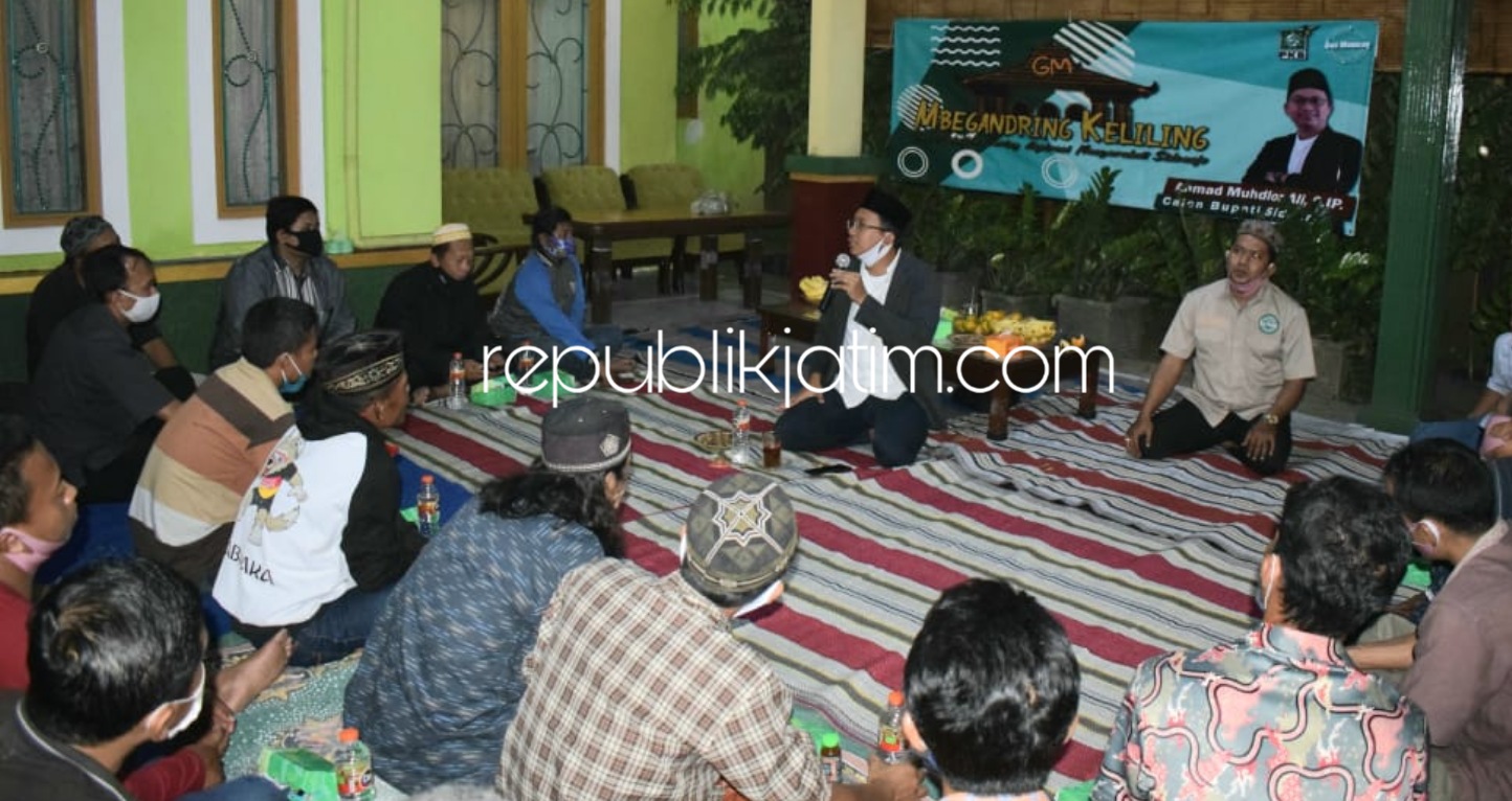 DIALOG - Bacabup Sidoarjo, Ahmad Muhdlor Ali berdialog dengan warga Desa Punokawan, Barengkrajan, Sidorejo, Kraton dan Kelurahan/Kecamatan Krian, Sidoarjo, Jumat (07/08/2020) malam. 