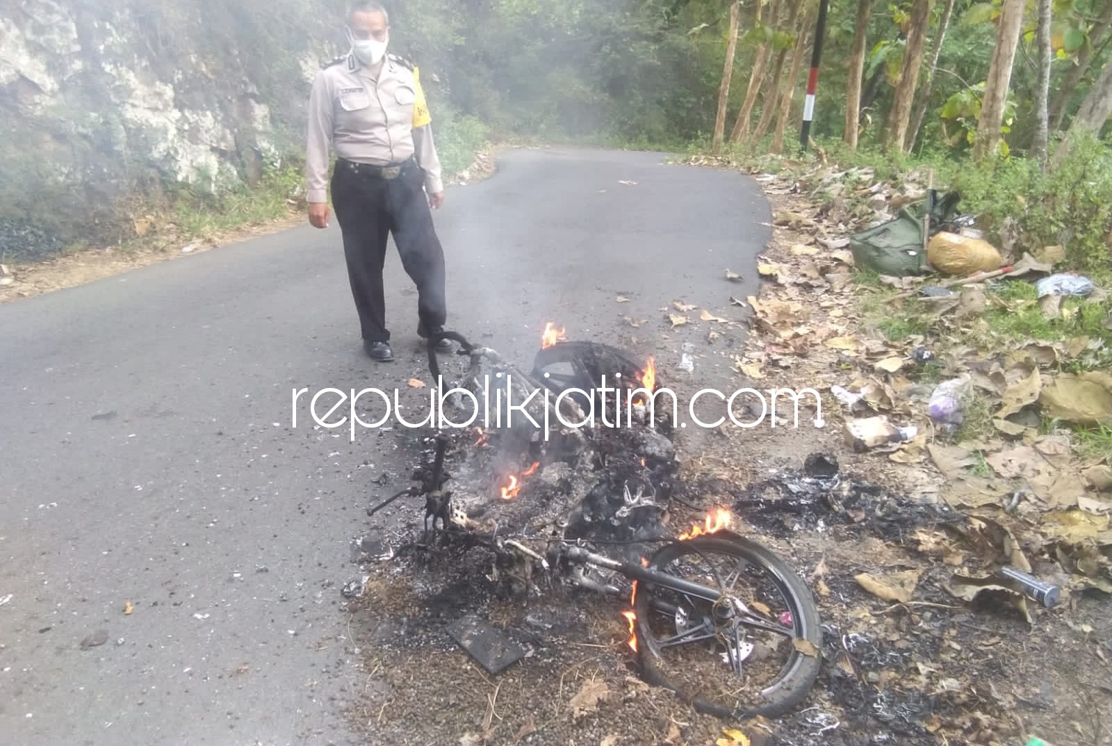 LUDES TERBAKAR - Sepeda motor Jupiter MX bernopol AE 4354 TW milik kurir JNT, Rahmat Tri Ardana ludes terbakar diduga karena korsleting listrik pada perapian motor, Minggu (08/08/2021) sore.