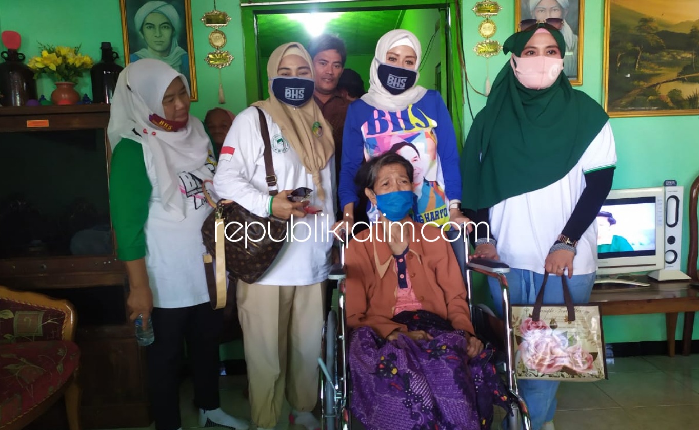 KURSI RODA - Istri Bacabup Bambang Haryo Soekartono (BHS), Ny Asrilia Kurniati Bambang Haryo menyerahkan bantuan kursi roda kepada Ny Murti (55) warga Desa Jiken, Kecamatan Tulangan yang sudah 12 tahun mengalami kelumpuhan, Minggu (09/08/2020).