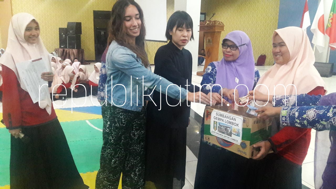 GALANG DANA - Siswa Smamda Sidoarjo menggalang dana untuk korban Gempa Lombok termasuk dari dua guru tamunya, Suetsugu Yoko San (Jepang) dan Caroline maria Mendez Fonseca (Portugal), Kamis (09/08/2018).