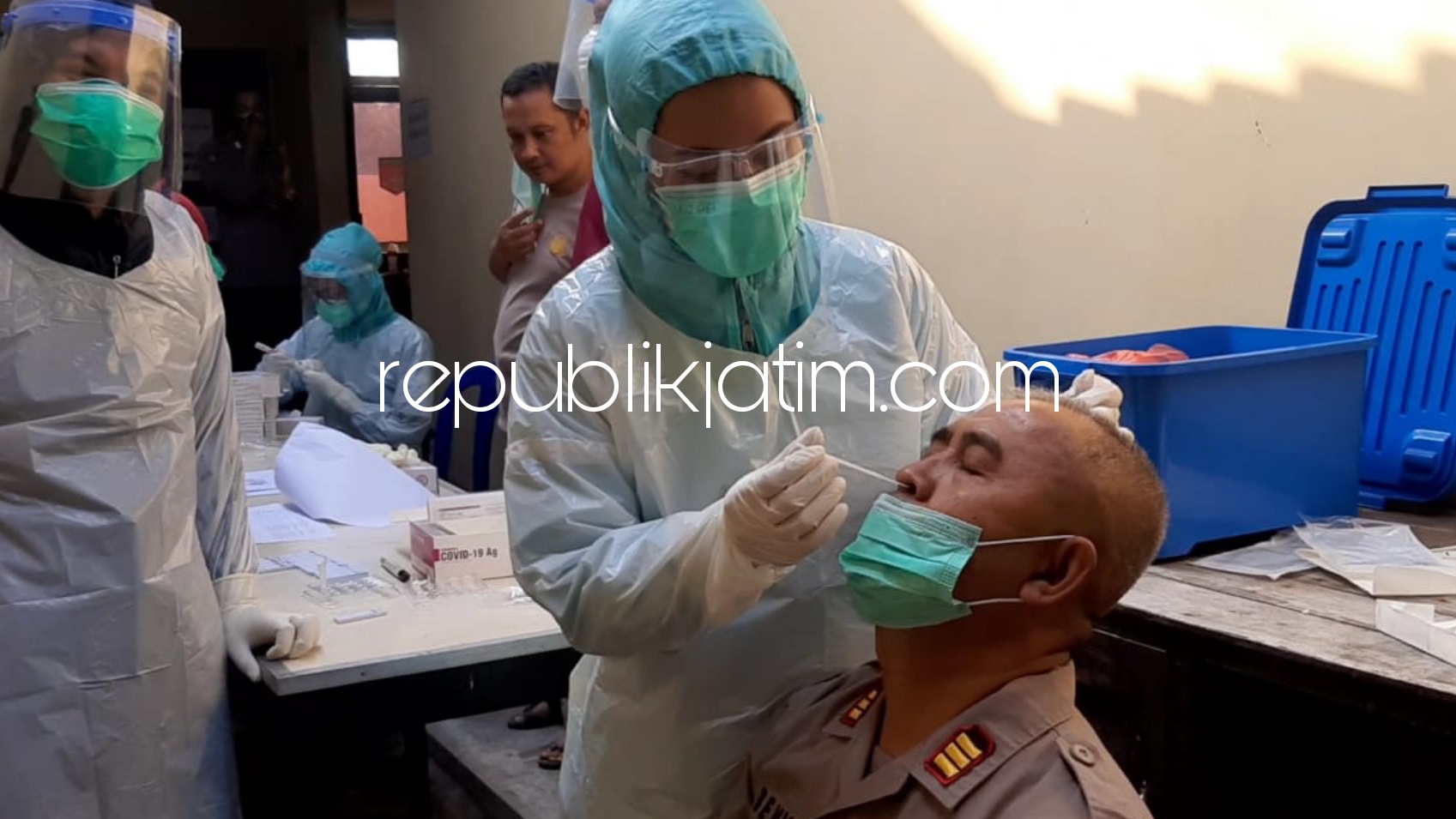 RAPID ANTIGEN - Puluhan anggota Polsek Sukorejo menjalani rapid tes antigen di kantornya sebagai antisipasi penyebaran Covid-19, Senin (09/08/2021).