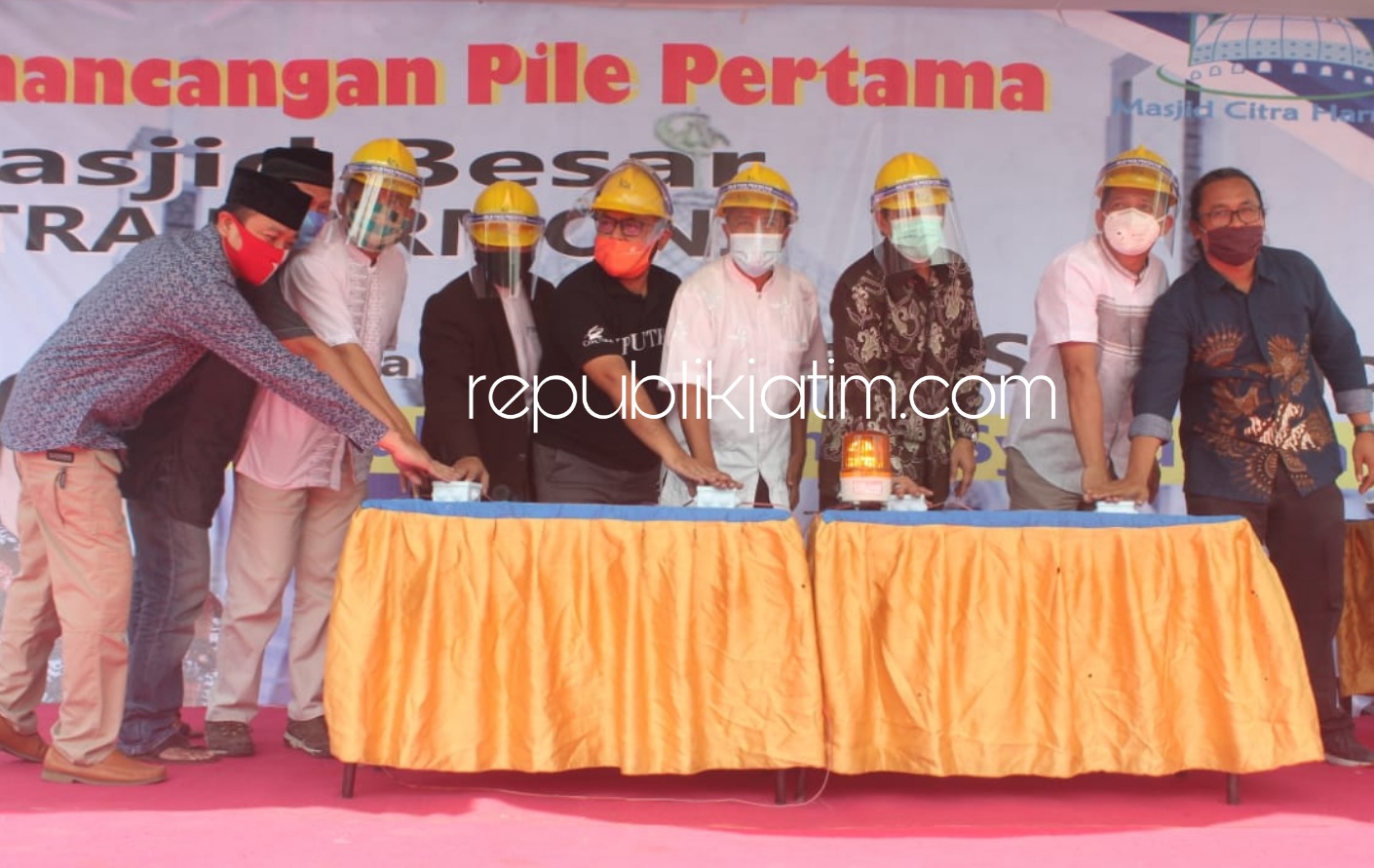 PANCANG - Pemancangan pile (tiang pancang) pertama Masjid Besar Citra Harmoni Perumahan Citra Harmoni, Kecamatan Taman, Sidoarjo, Minggu, (09/08/2020).