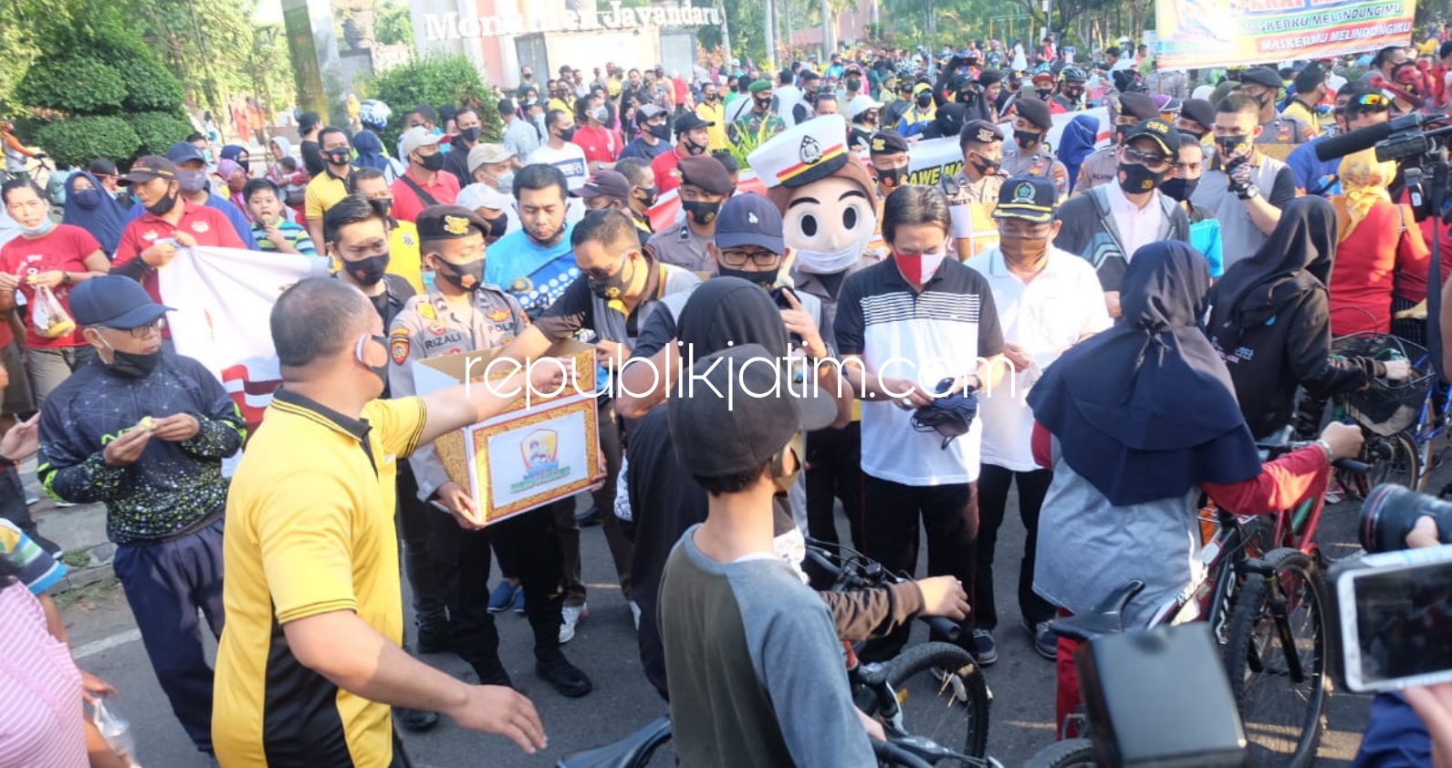 BERMASKER - Jajaran Forkopimda Sidoarjo membagikan 15.000 masker ke pengguna jalan dan warga yang berolahraga di Alun-Alun Sidoarjo, Minggu (09/08/2020).