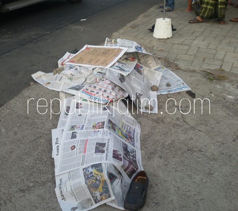 PELAJAR - Korban kecelakaan yang masih berstatus sebagai pelajar, Yugianto (19) masih tergeletak di JL Raya Desa Randegan, Kecamatan Tanggulangin, Sidoarjo, Jumat (10/08/2018).
