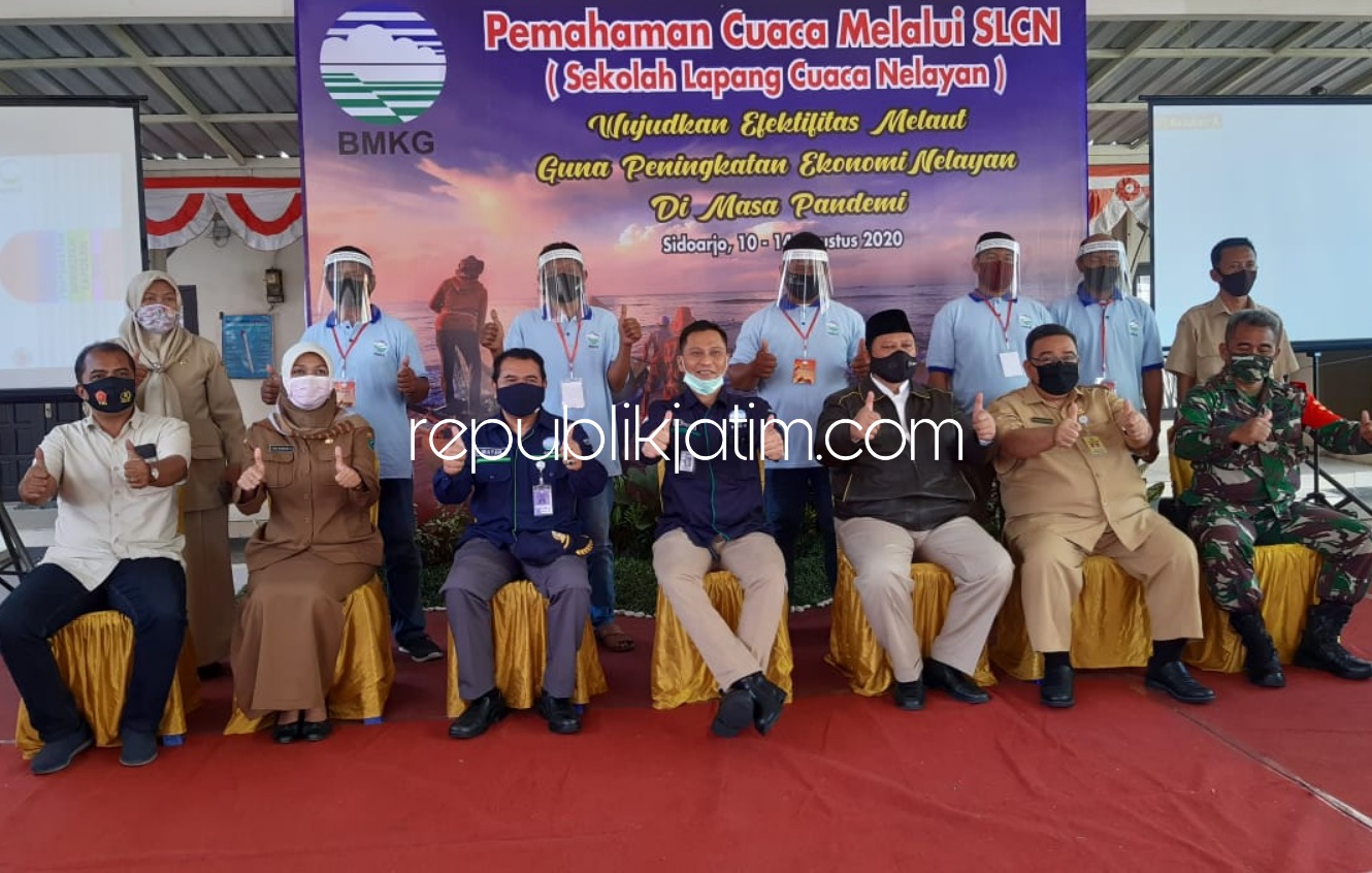 PELATIHAN - Anggota DPR RI Sigit Sosiantomo, Kepala BMKG Tanjung Perak Taufiq Hermawan dan Kadis Perikanan M Bachruni Aryawan berpose saat pembukaan pelatihan SLCN 2020 di Desa Gisik Cemandi, Kecamatan Sedati, Sidoarjo, Senin (10/08/2020).