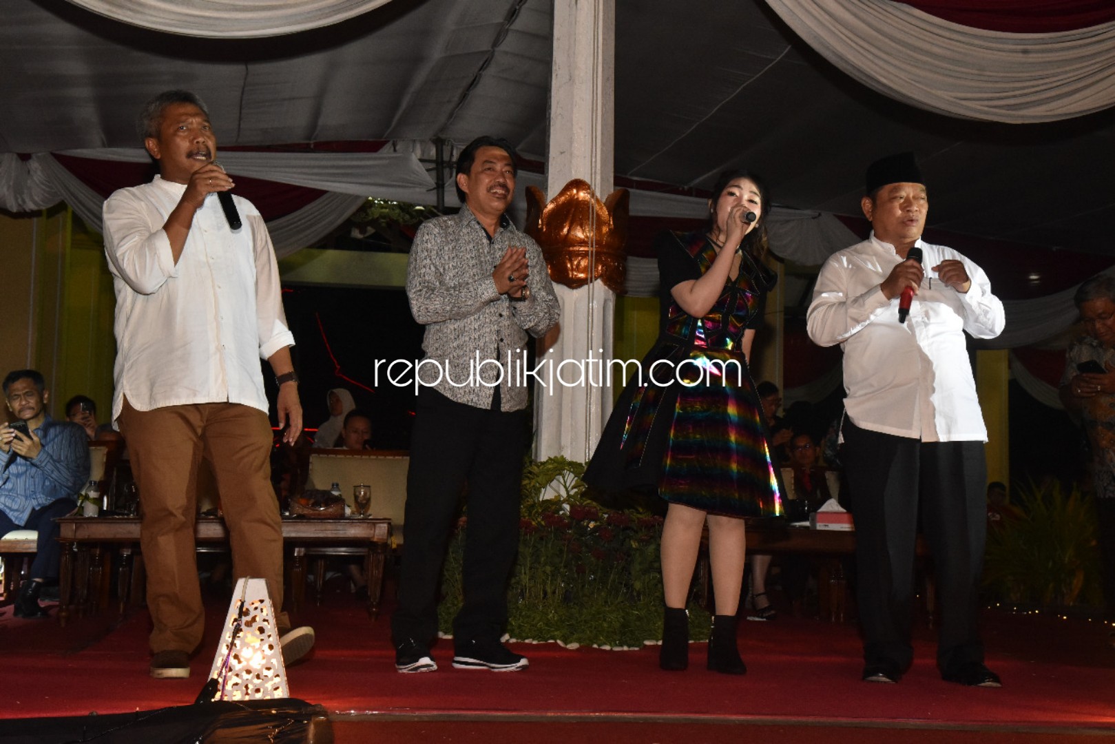 BERNYANYI - Bupati Sidoarjo, Saiful Ilah bersama Via Vallen bernyanyi menutup acara Festival UMKM Sidoarjo sekaligus peringatan HUT Kemerdekaan RI ke 74 di Alun-Alun Sidoarjo, Jumat (09/08/2019) malam.