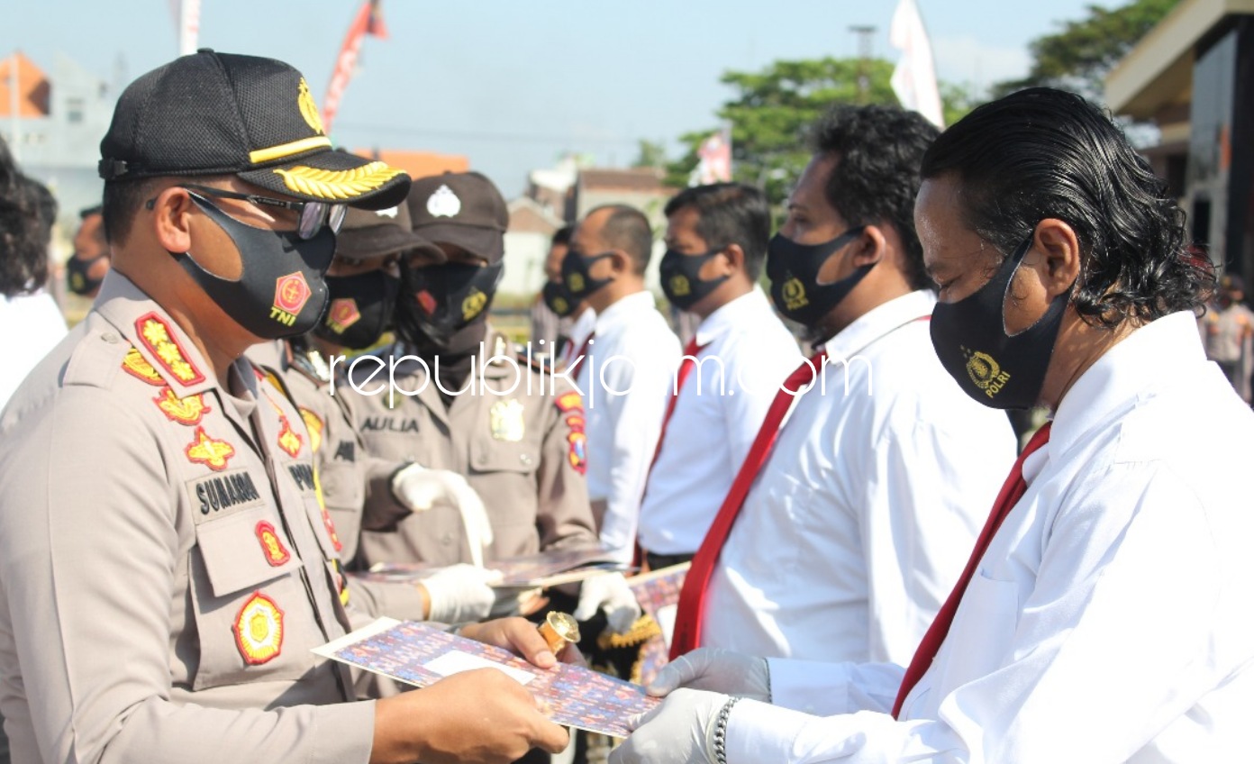 PRESTASI - Kapolresta Sidoarjo Kombes Pol Sumardji memberi penghargaan kepada 40 anggotanya yang berprestasi dalam upacara, Senin (10/08/2020).