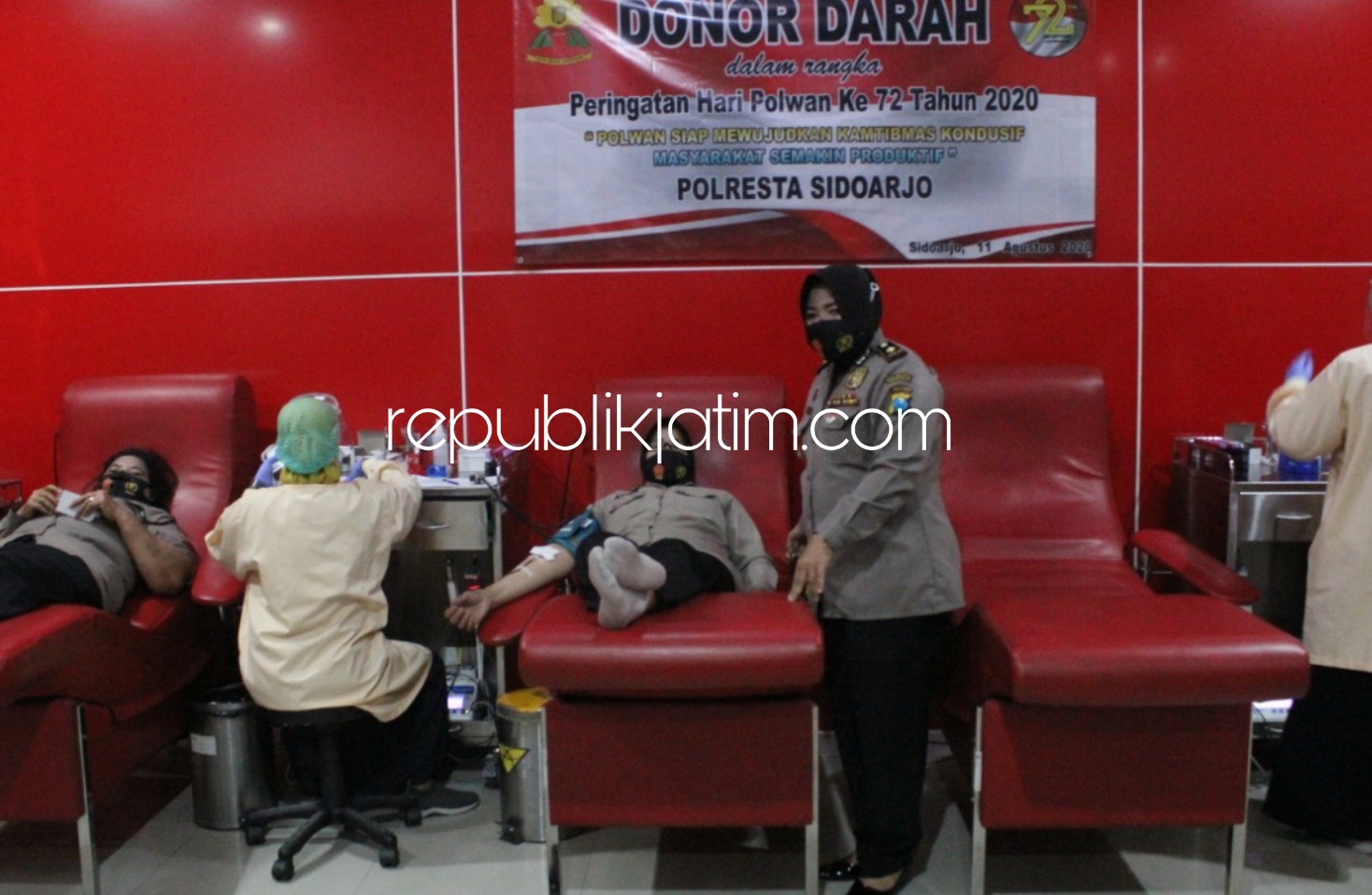 DONOR - Memperingati 72 Tahun Polisi Wanita (Polwan) sejumlah anggota Polwan Polresta Sidoarjo mengikuti berbagai kegiatan bakti sosial peduli sesama salah satunya donor darah, Selasa (11/08/2020).