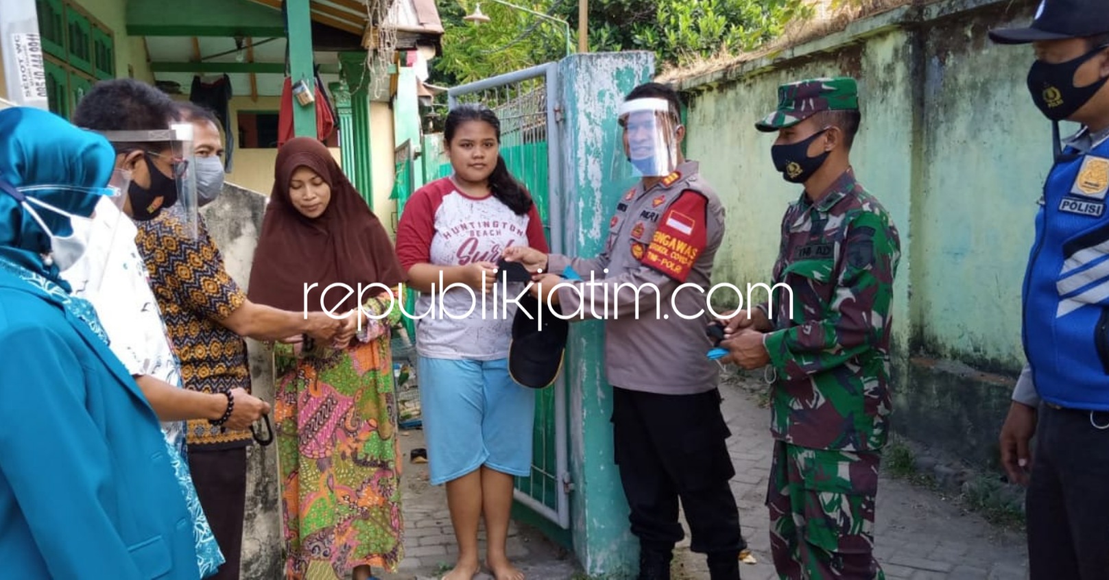 BAGIKAN - Kapolsek Tanggulangin AKP Eka Wira Dharma Sibrani bersama Forkopimka Tanggulangin, Bhayangkari, Persit dan PKK Kecamatan Tanggulangin memabagi 500 masker secara gratis ke warga, Selasa (11/08/2020).