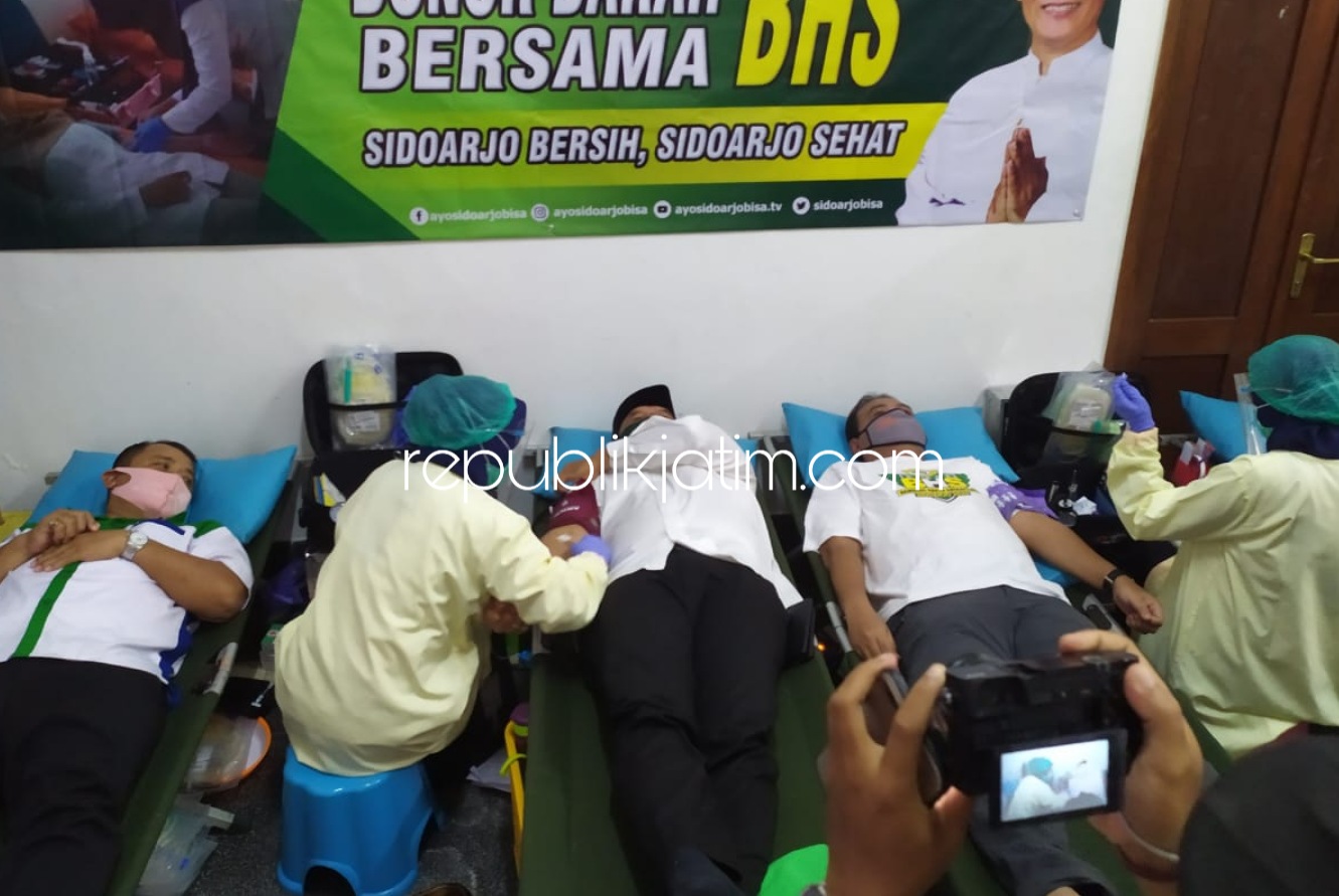 DONOR - Bacabup Sidoarjo, Bambang Haryo Soekartono (BHS) mengikuti donor darah bersama sekitar 150 relawan, UMKM dan perwakilan industri yang digelar di MC BHS JL Diponegoro, Rabu (12/08/2020).