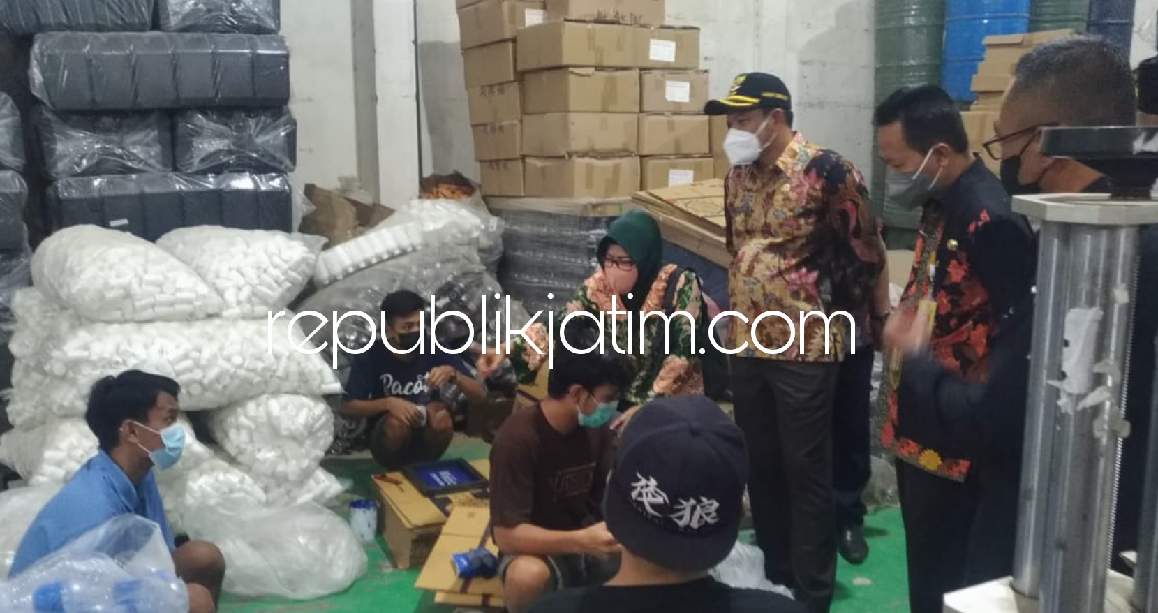SIDAK - Wabup Sidoarjo Subandi menggelar sidak perusahaan pengelola bahan kimia yang diduga tak mengantongi izin di Lingkungan Simowau, Kelurahan Sepanjang, Taman, Sidoarjo yang karyawannya menjadi tersangka kasus penyiraman air keras, Kamis (12/08/2021).