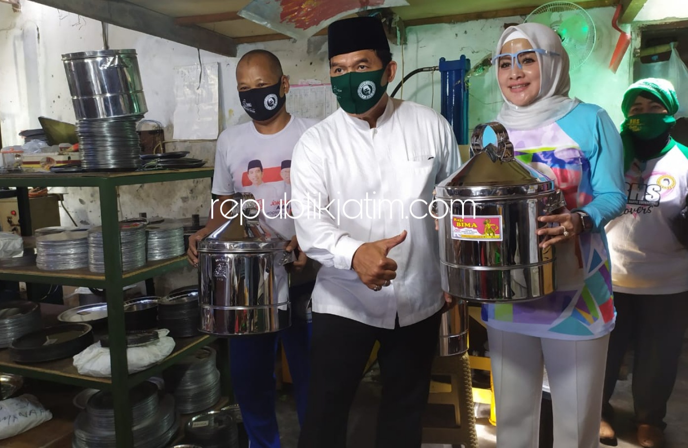PERALATAN DAPUR - Bacabup Bambang Haryo Soekartono (BHS) mengunjungi UMKM produsen sayangan (peralatan dapur dan rumah tangga berbahan alumunium dan stainless) di RT 05, RW 01, Desa Kesambi, Kecamatan Porong, Sidoarjo, Rabu (12/08/2020).