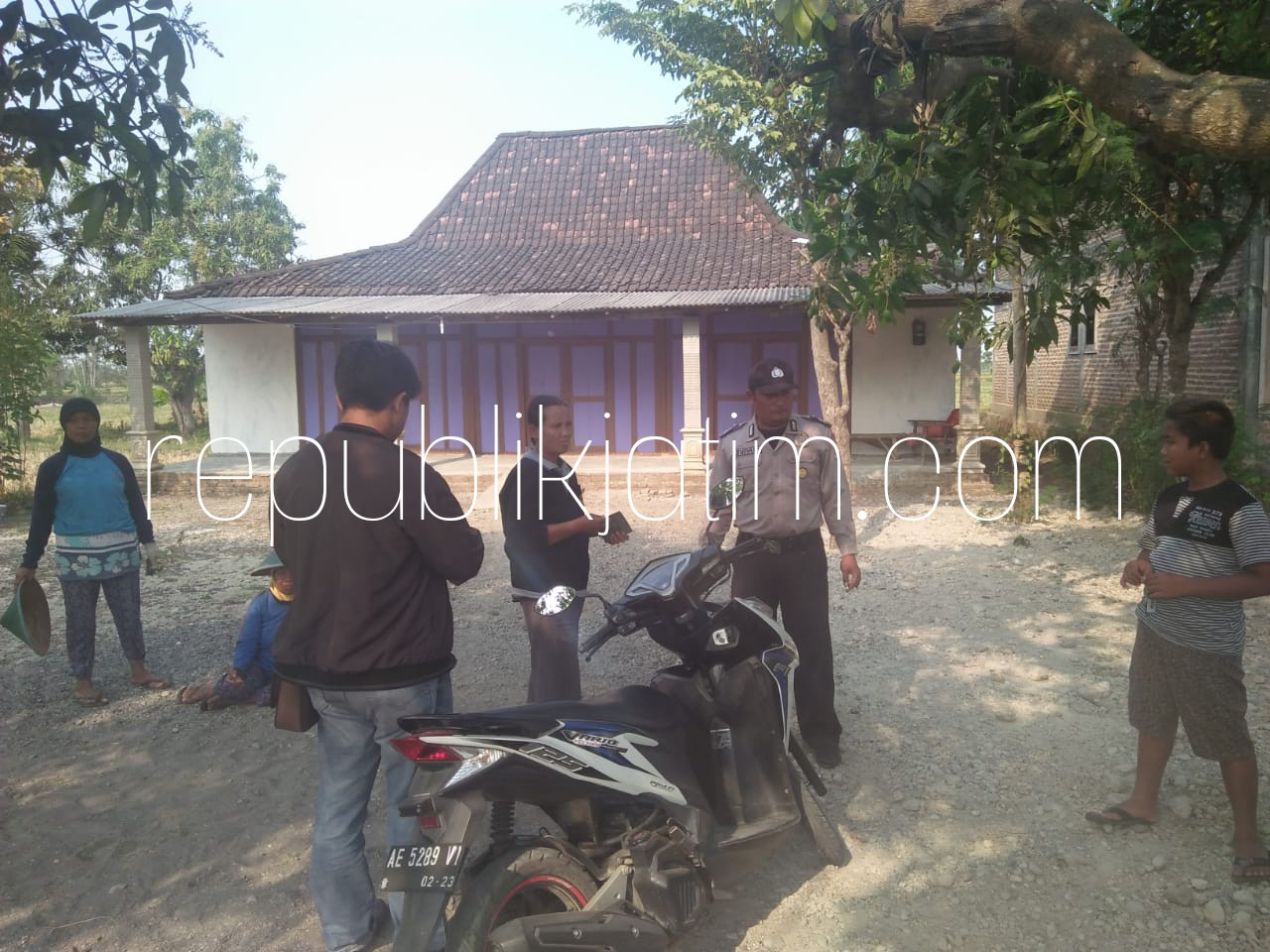 TKP - Sejumlah petugas Polsek Badegan mendatangi TKP pencurian motor di Dusun Keden, Desa Watubonang, Kecamatan Badegan, Ponorogo, Minggu (12/08/2018).