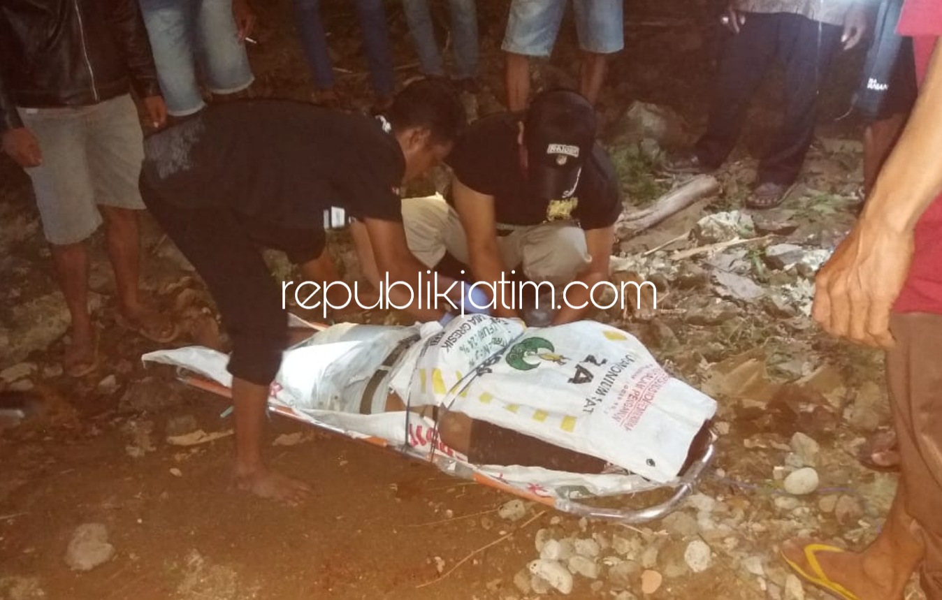EVAKUASI - Sejumlah warga dan petugas mengevakuasi korban, Kurniawan (25) yang masuk jurang jalur Ponorogo-Pacitan Desa Tugurejo, Kecamatan Slahung, Ponorogo, Rabu (12/08/2020) malam.