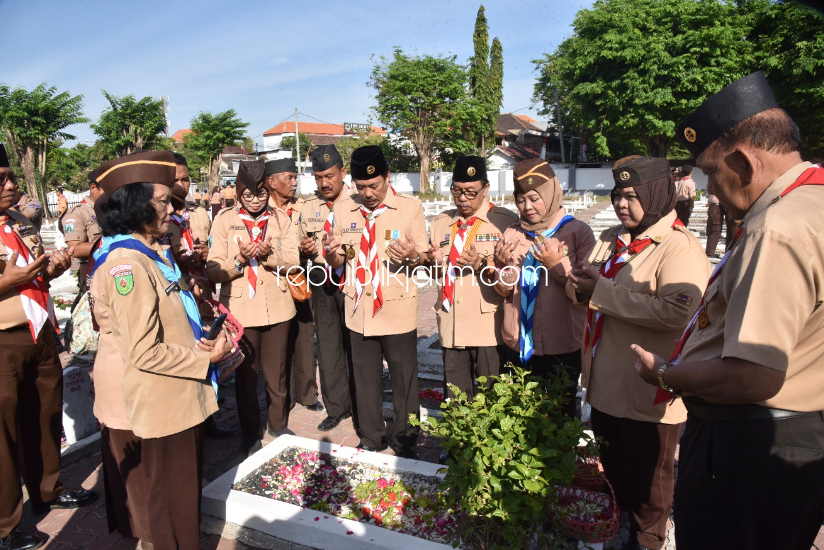 ZIARAH - Ketua Kwartir Cabang Gerakan Pramuka Sidoarjo, Nur Ahmad Syaifuddin memimpin ziarah makam dan tabur bunga menjelang Hari Pramuka ke 58 di Taman Makam Pahlawan (TMP) Sidoarjo, Selasa (13/08/2019).