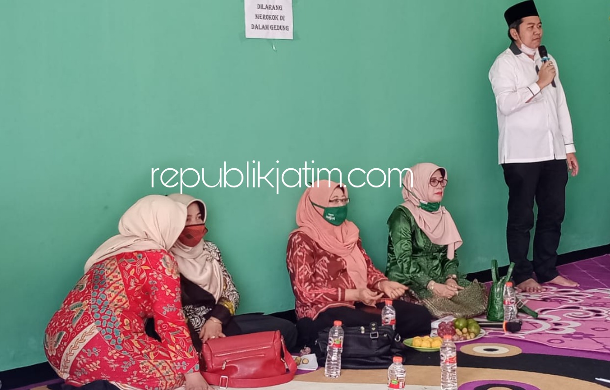 DUKUNGAN - Bacabup Achmad Amir Aslichin (Mas Iin) bersama Ketua PC Muslimat Sidoarjo, Ainun Jariyah (Mbak Ainun) saat menghadiri silaturahmi dengan tiga PAC Muslimat di Balongbendo, Kamis (13/08/2020). 