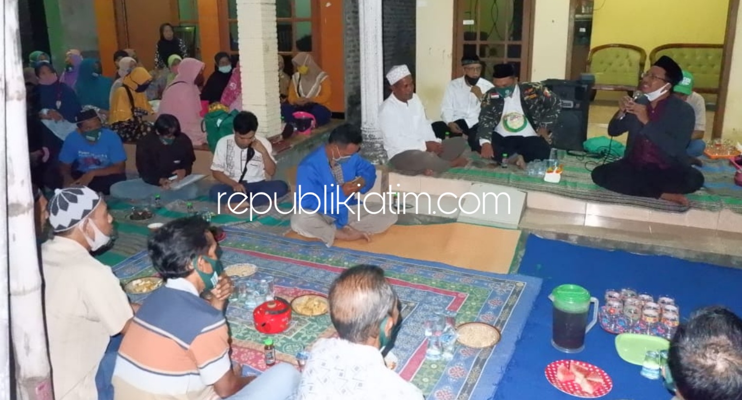 DIALOG - Bacabup Sidoarjo, Ahmad Muhdlor Ali berdialog dengan puluhan warga Desa/Kecamatan Balongbendo, Sidoarjo dalam acara Begandring Keliling, Rabu (12/08/2020) malam.