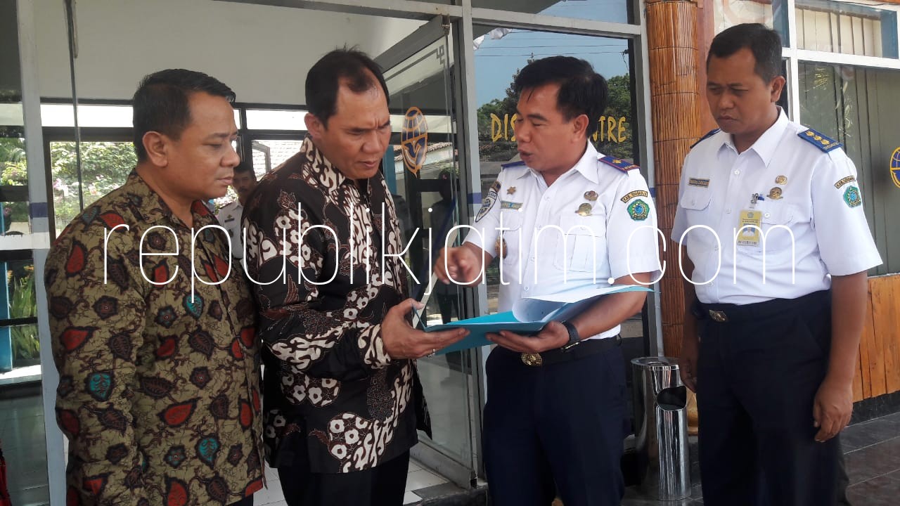 KUNJUNGAN - Anggota Komisi VI DPR RI, Bambang Haryo Soekartono berjabat tangan dengan Kepala Dinas Perhubungan (Dishub) Pemkab Sidoarjo usai kunjungan kerja ke dua OPD di lingkungan Pemkab Sidoarjo, Senin (13/08/2018).