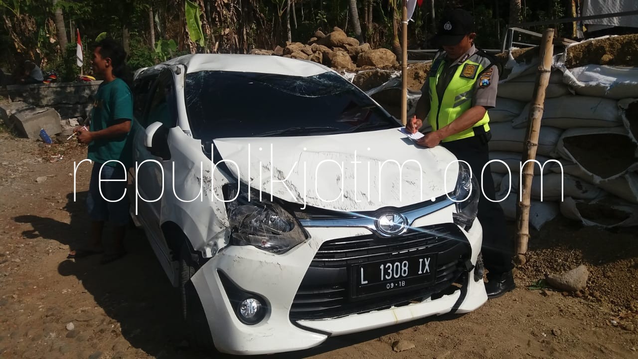 RUSAK - Mobil baru milik Sri Suwarni ( 47) warga Dusun Blumbang, Desa Pangkal, Kecamatan Sawoo, Ponorogo seusai menabrak tebing, Senin (13/08/2018). 