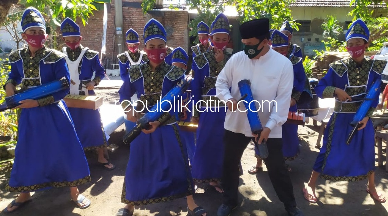 MUSIK PATROL - Bacabup Bambang Haryo Soekartono (BHS) menikmati alunan musik patrol yang menyambut kedatangan di Rumah Budaya dan Sejarah Desa Wunut, Kecamatan Porong, Sidoarjo, Rabu (12/08/2020) sore.