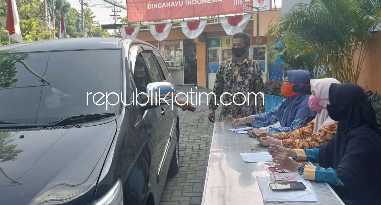 BAGIKAN - SMA Muhammadiyah 1 Taman (Smamita) Sidoarjo membagikan kuota gratis sebesar 9 Giga berupa sebanyak 786 kartu perdana internet kepada siswanya untuk belajar dan mengajar via daring, Kamis (13/08/2020).